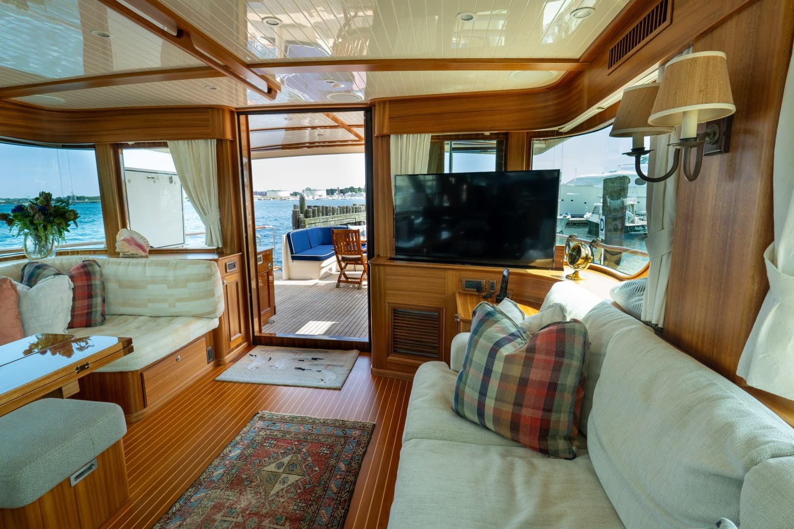 2016 Hunt Yachts 72 Flybridge