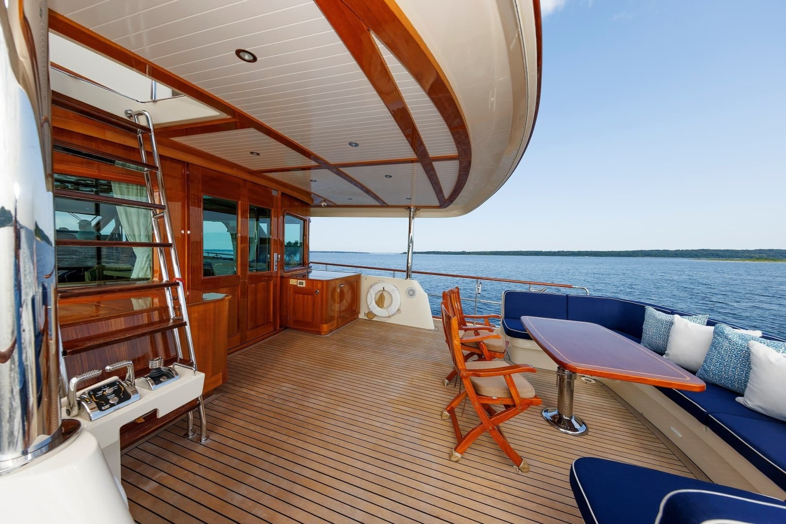 2016 Hunt Yachts 72 Flybridge