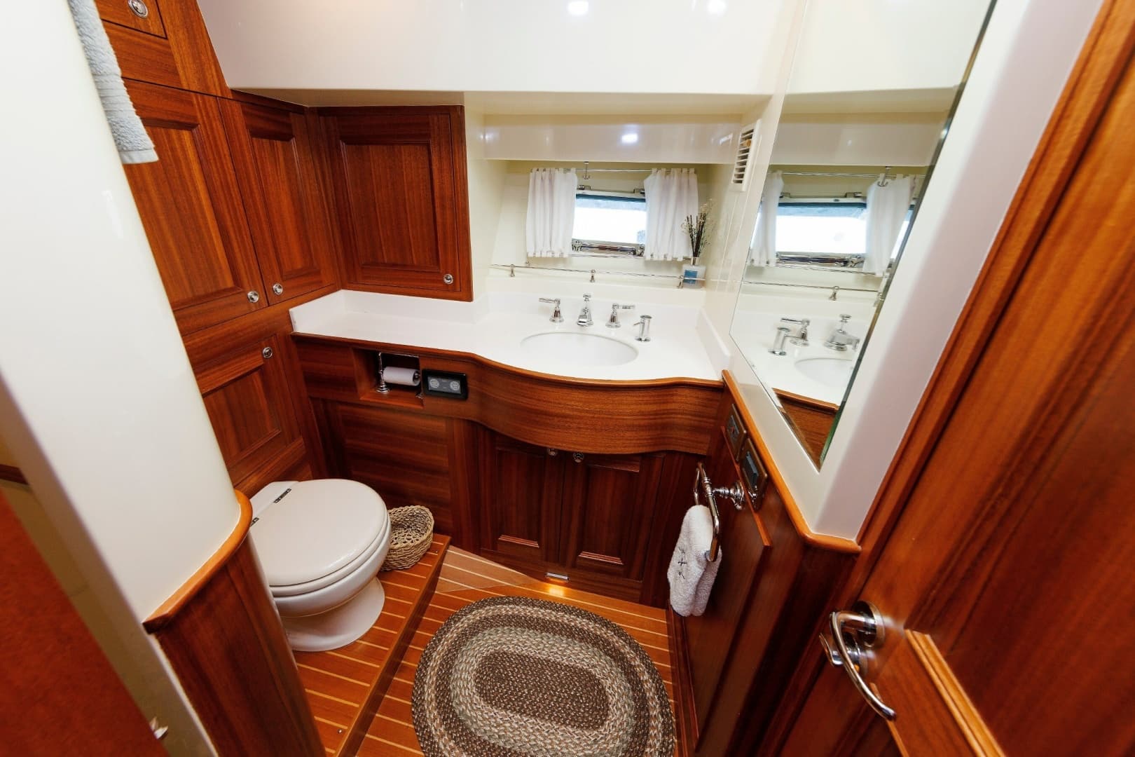 2016 Hunt Yachts 72 Flybridge
