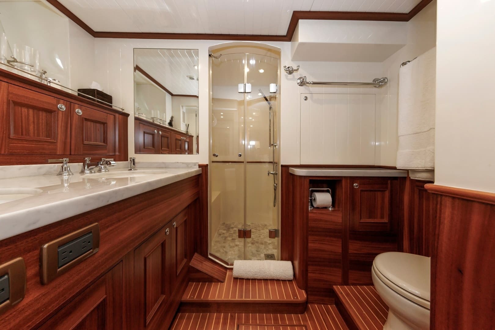 2016 Hunt Yachts 72 Flybridge
