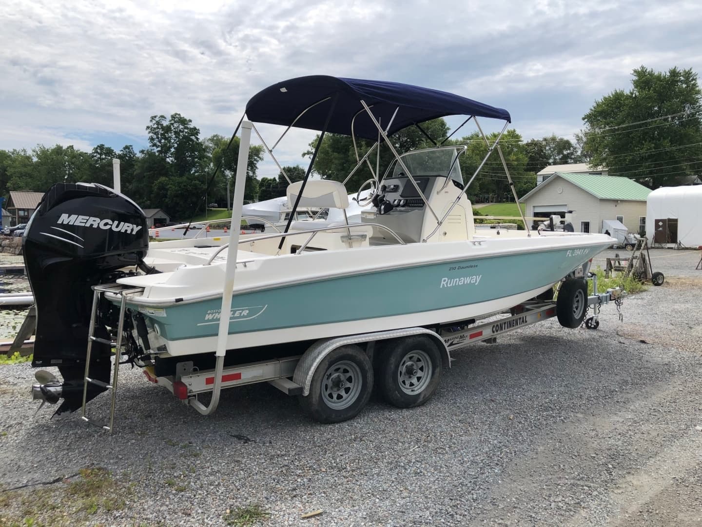 2015 Boston Whaler 210 Dauntless
