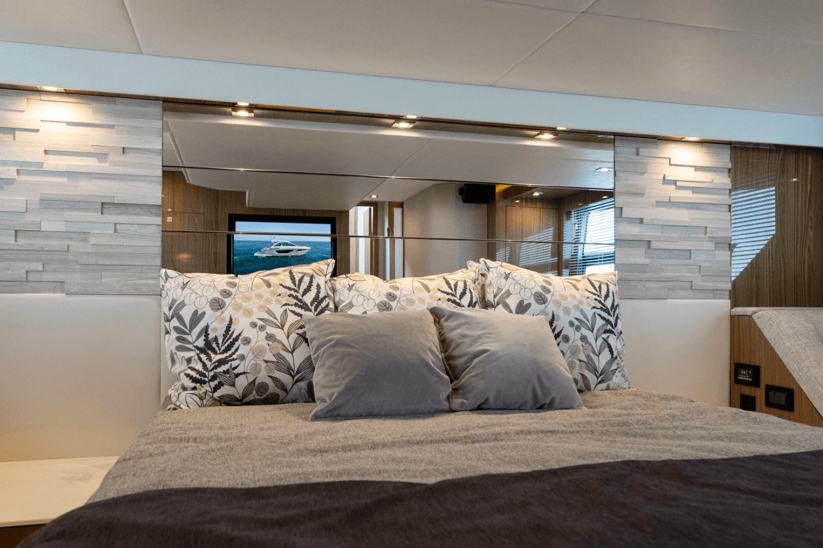 2024 Cruisers Yachts 50 Cantius