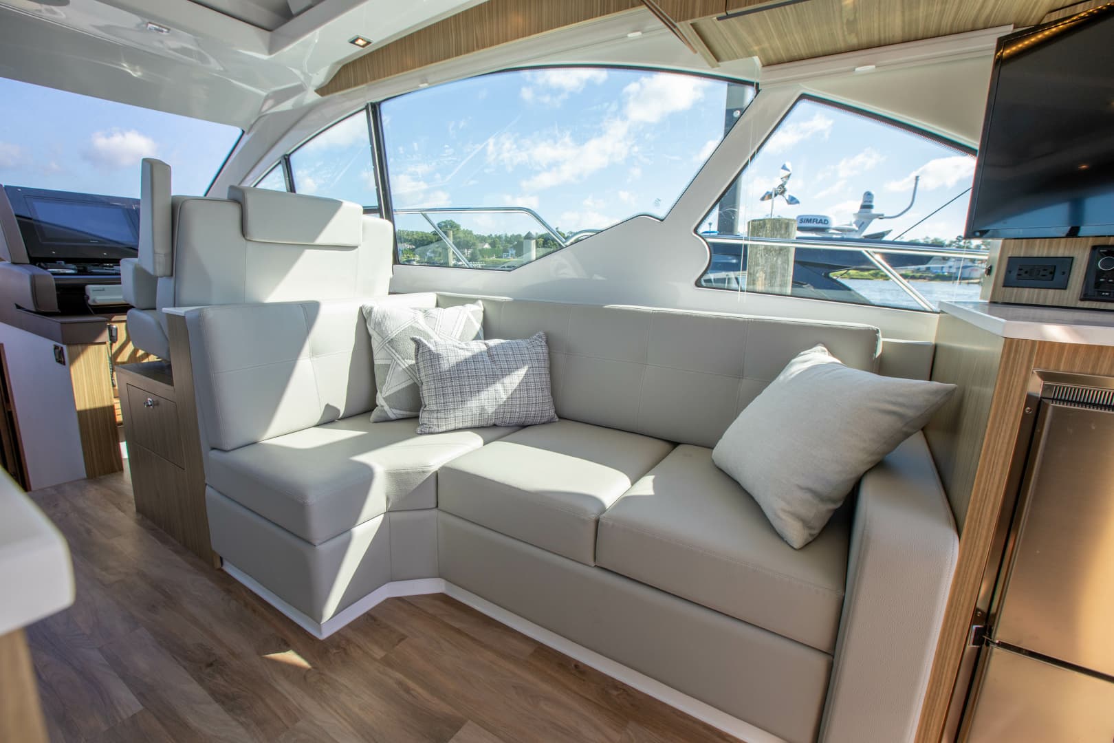 2024 Cruisers Yachts 50 Cantius