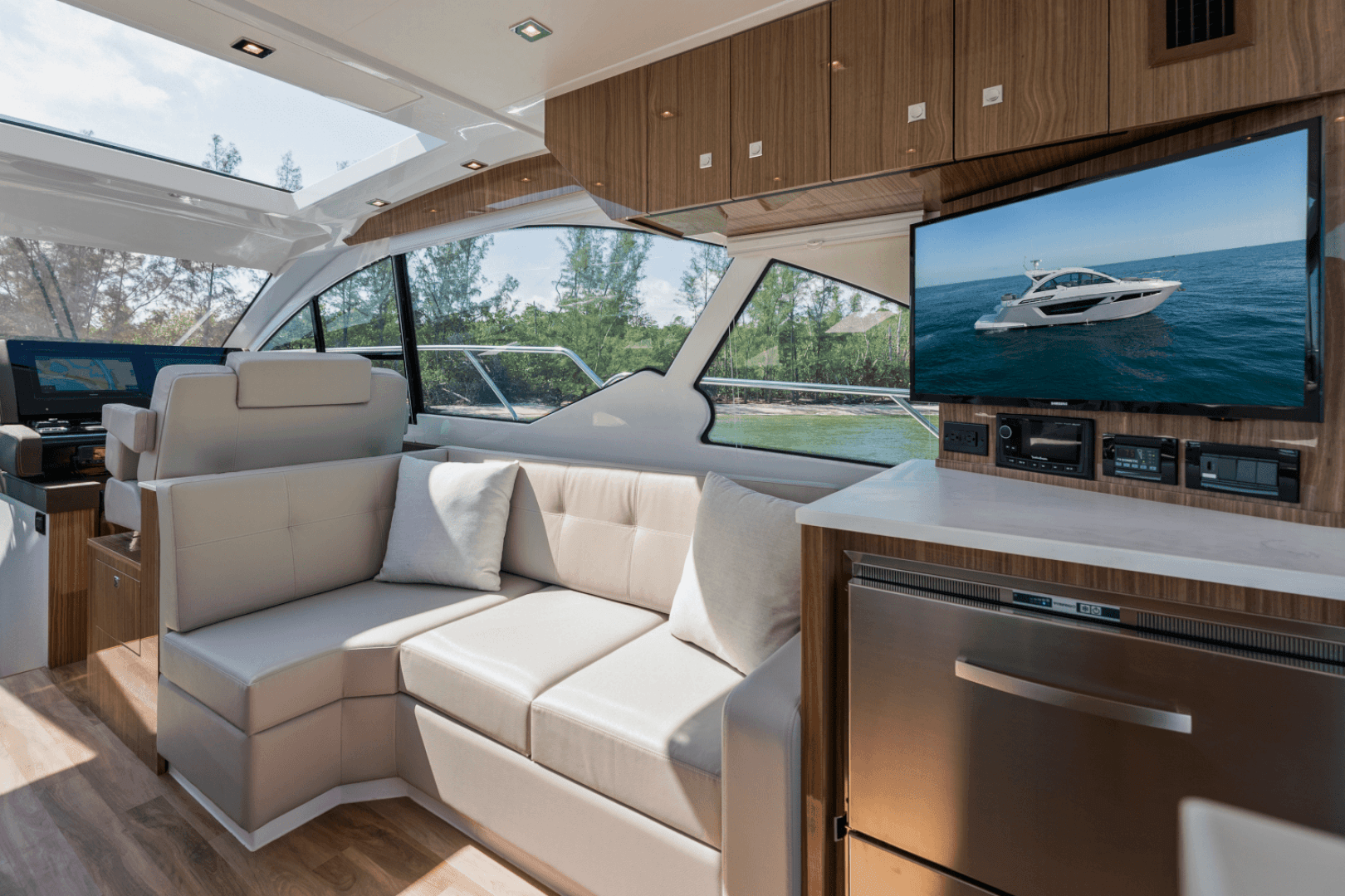 2024 Cruisers Yachts 50 Cantius
