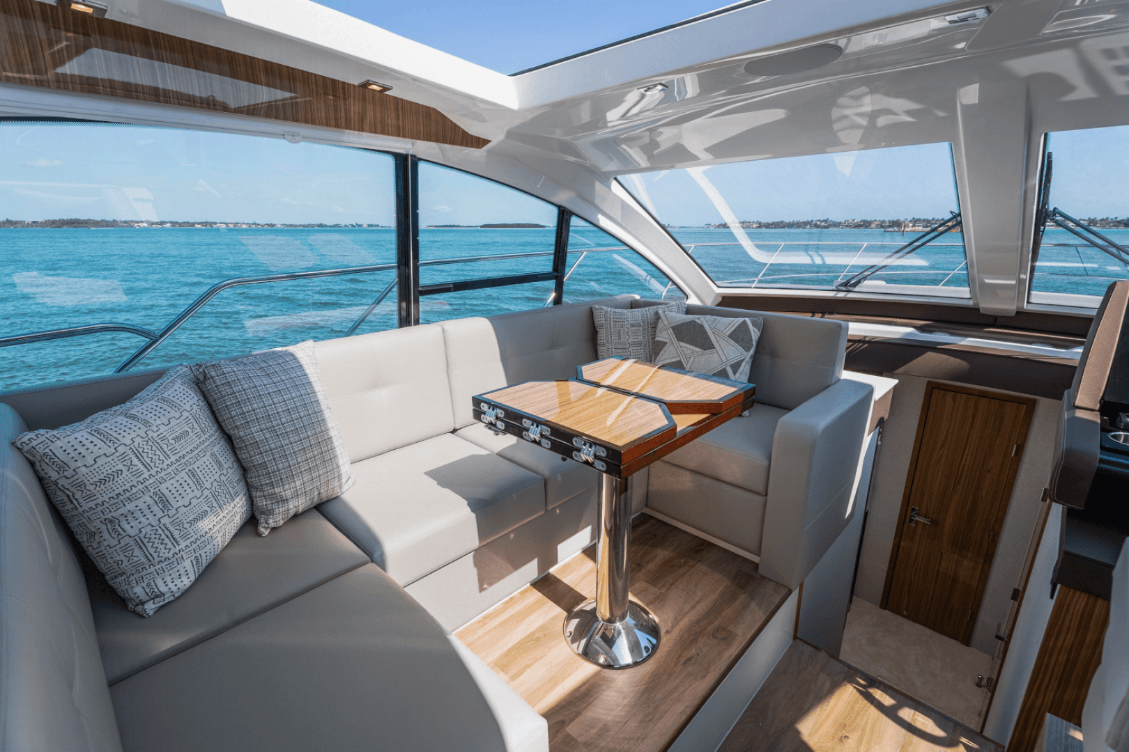2024 Cruisers Yachts 50 Cantius