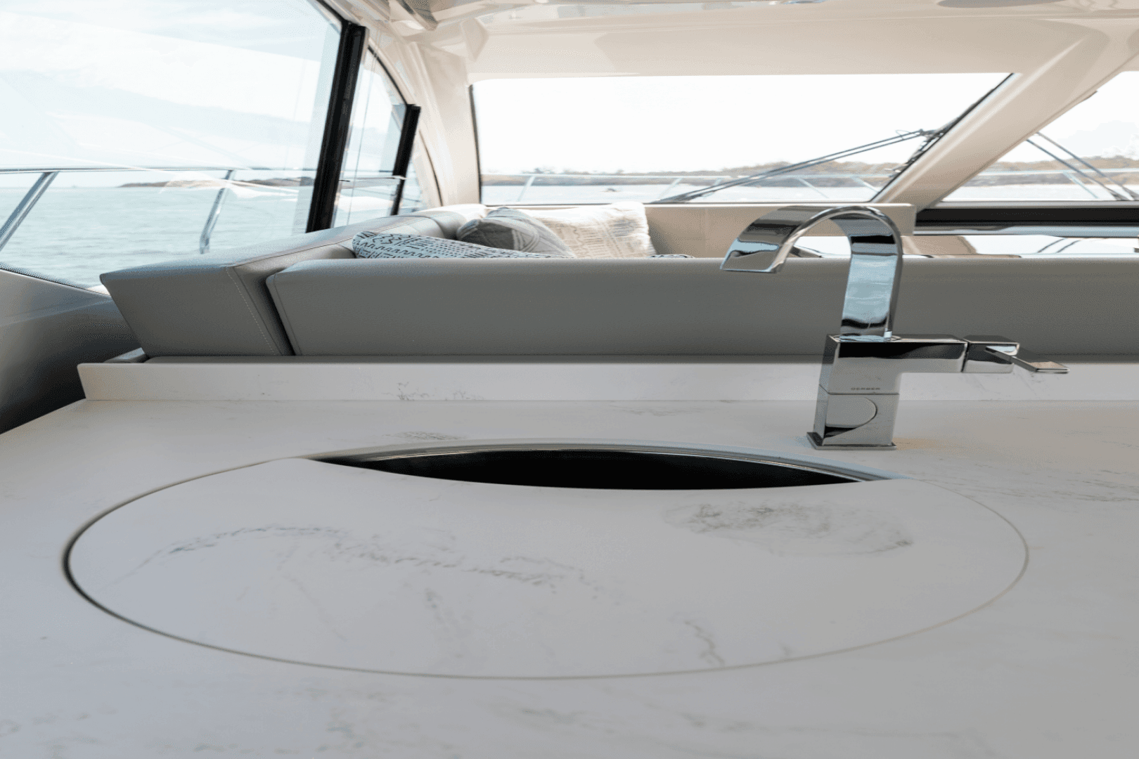 2024 Cruisers Yachts 50 Cantius