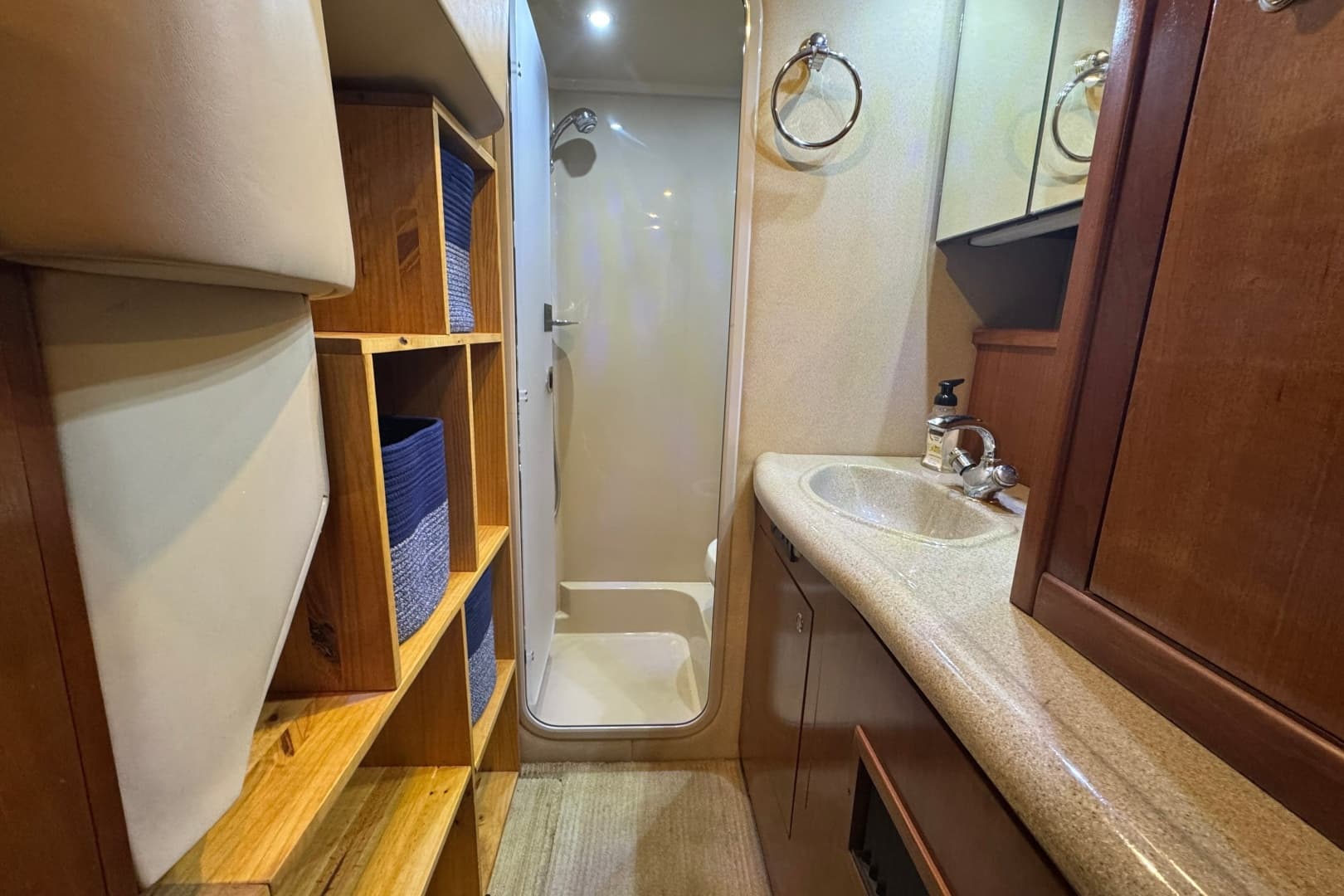 2003 Cruisers Yachts 3970 Express