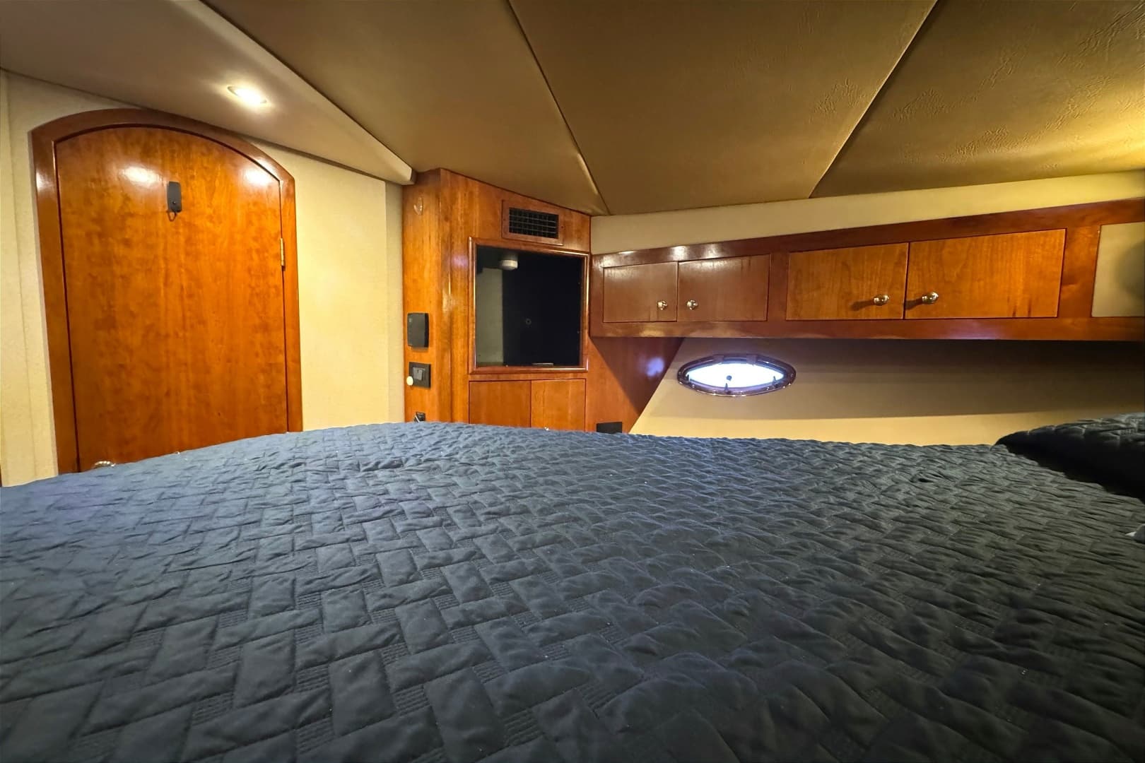 2003 Cruisers Yachts 3970 Express