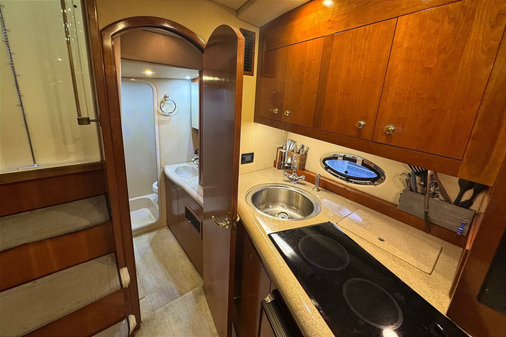 2003 Cruisers Yachts 3970 Express