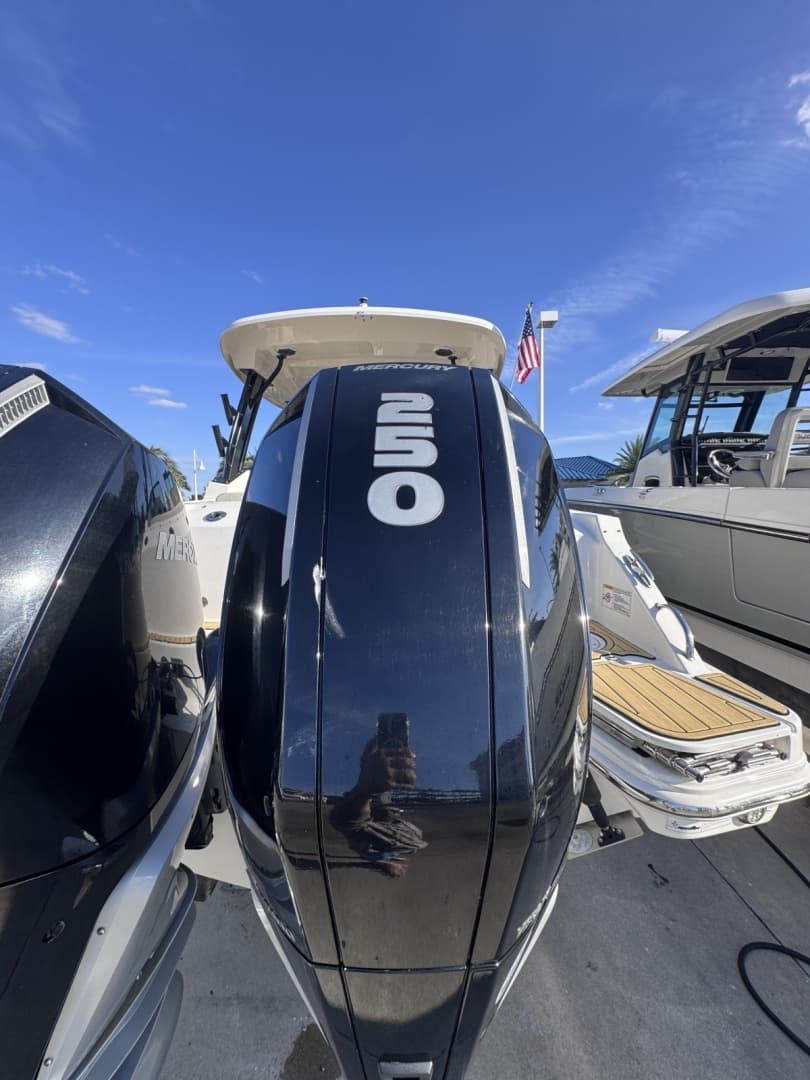 2022 Boston Whaler 280 Vantage DC