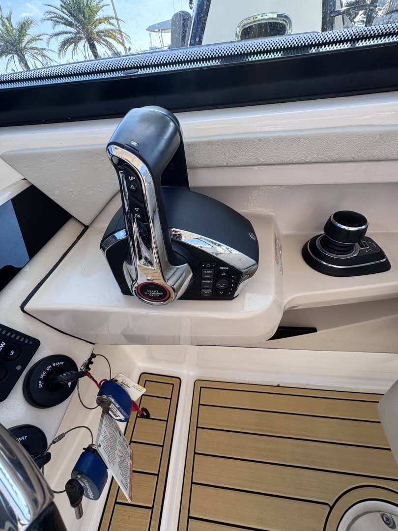 2022 Boston Whaler 280 Vantage DC