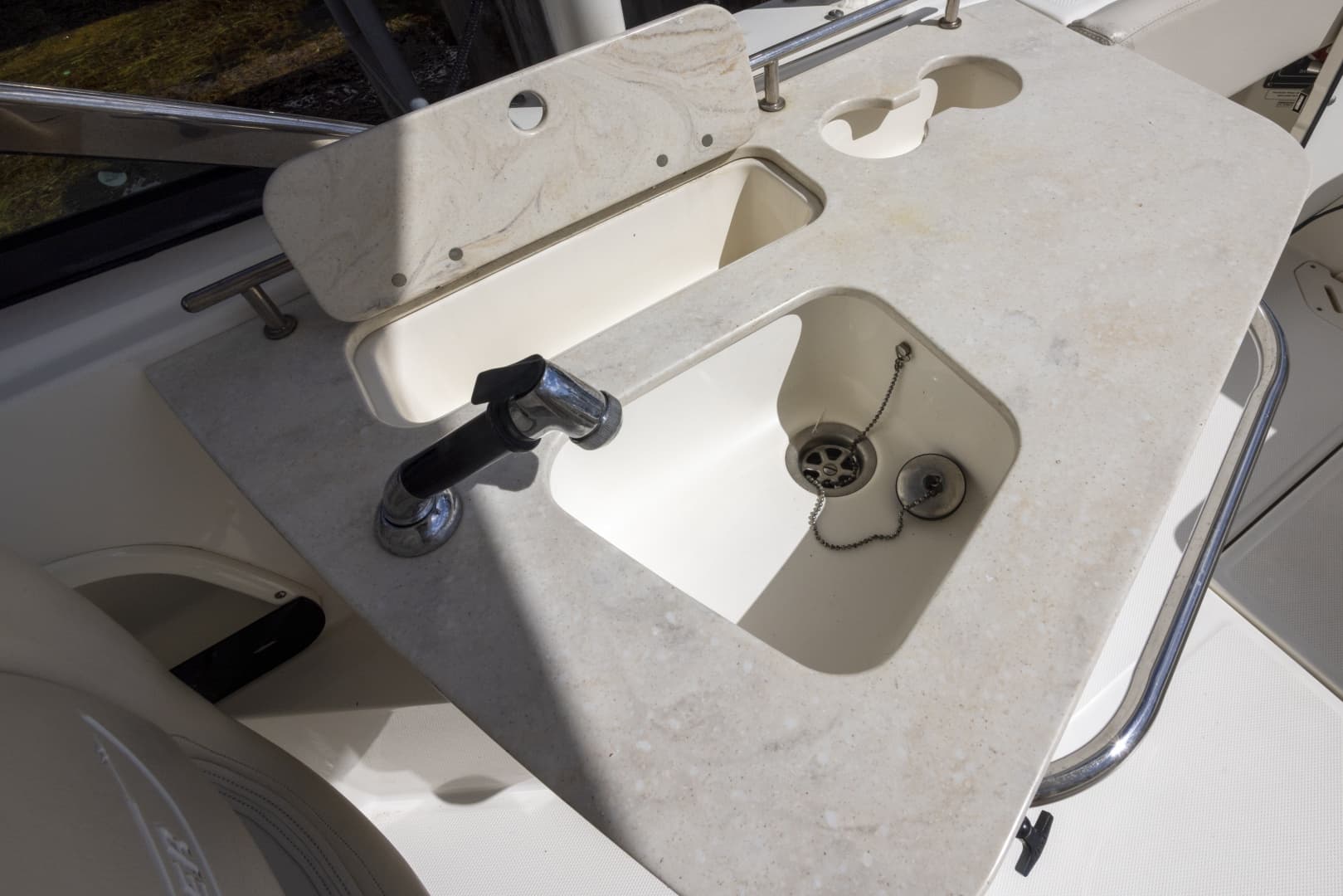 2016 Boston Whaler 230 VANTAGE