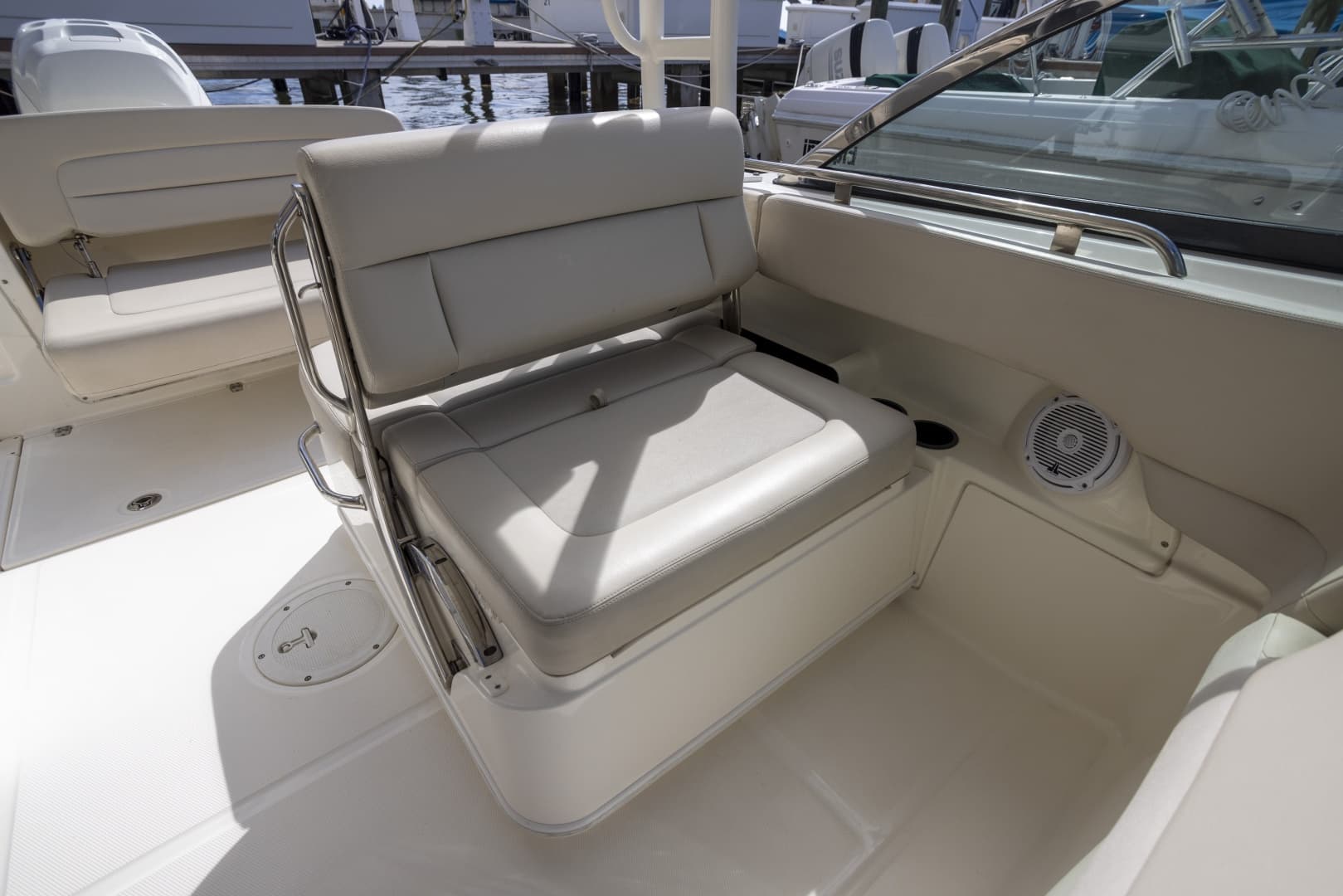 2016 Boston Whaler 230 VANTAGE