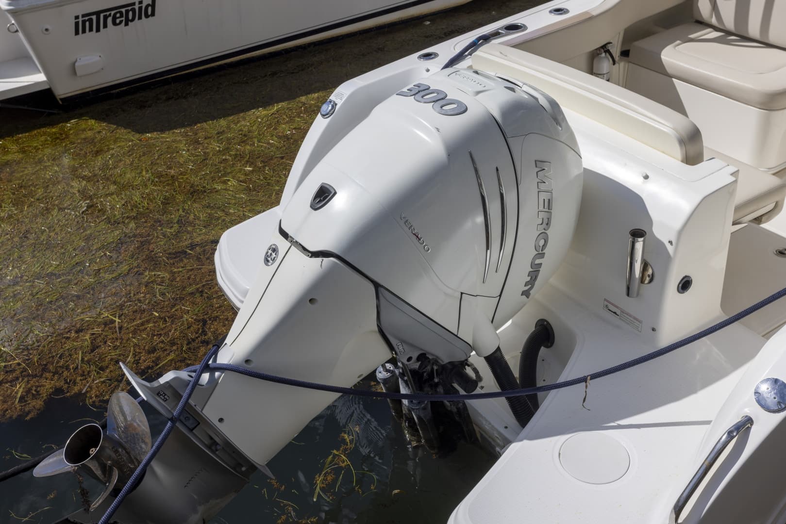 2016 Boston Whaler 230 VANTAGE