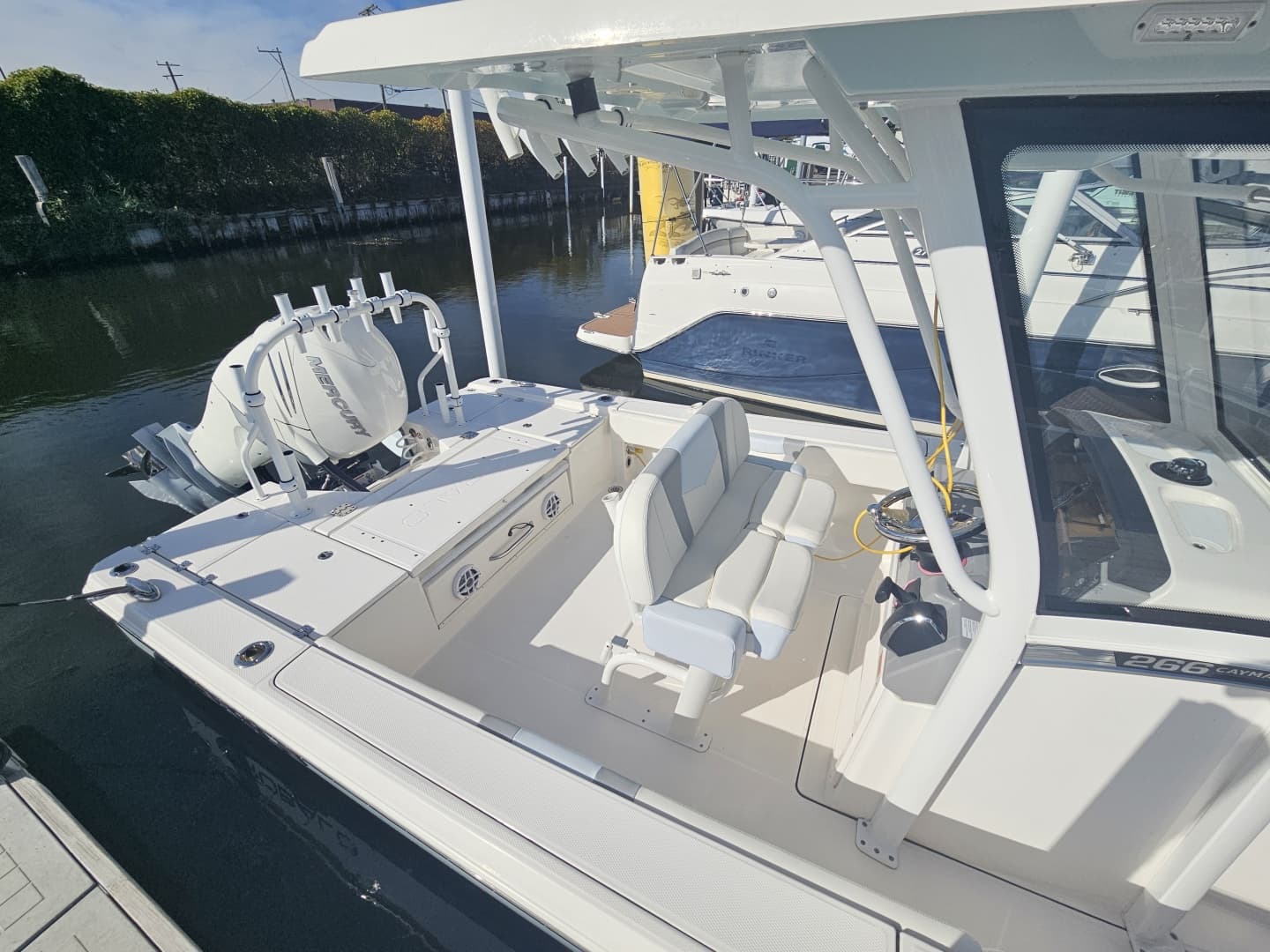 2023 Robalo 266 Cayman