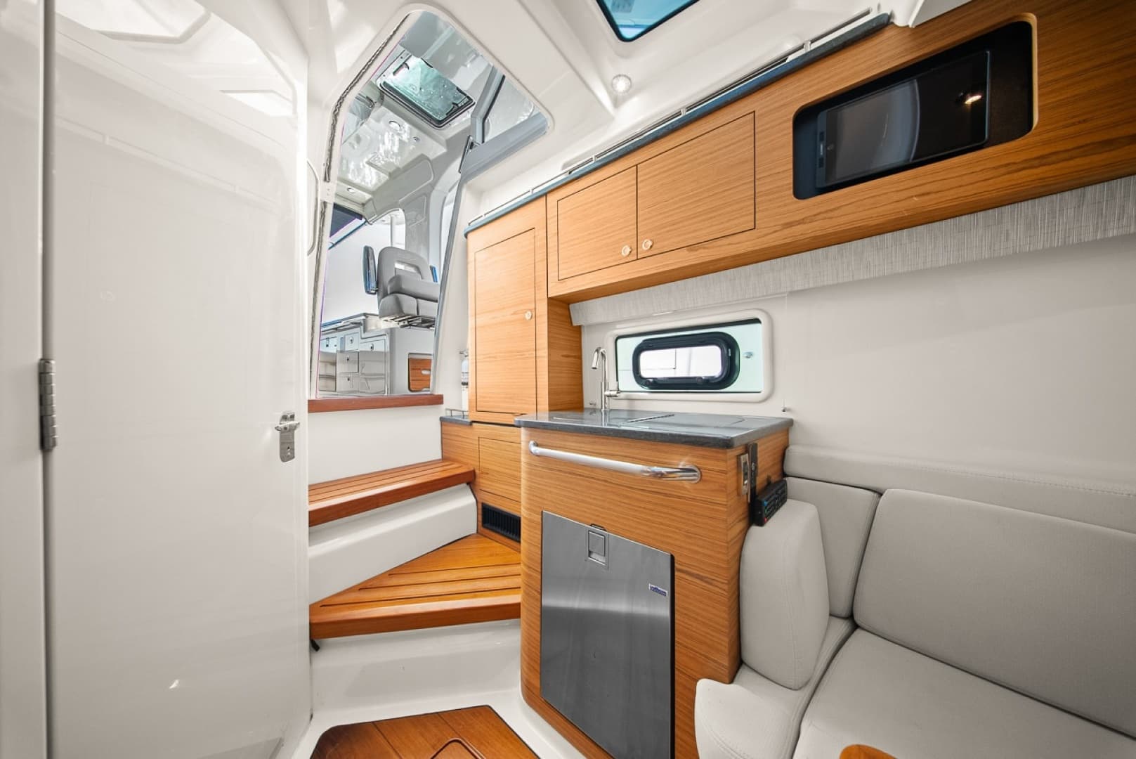 2020 Boston Whaler 380 Realm