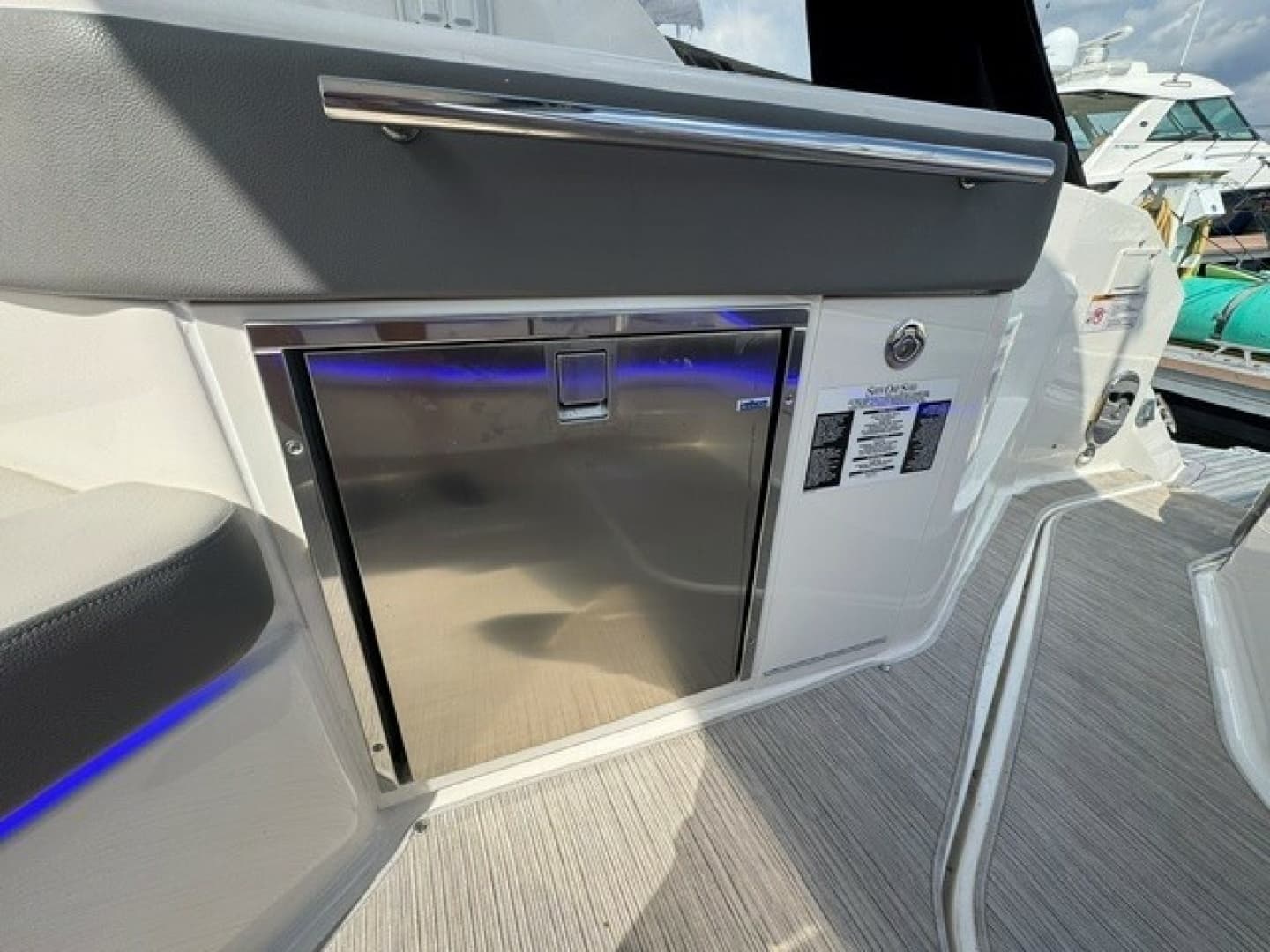 2020 Sea Ray 320 Sundancer