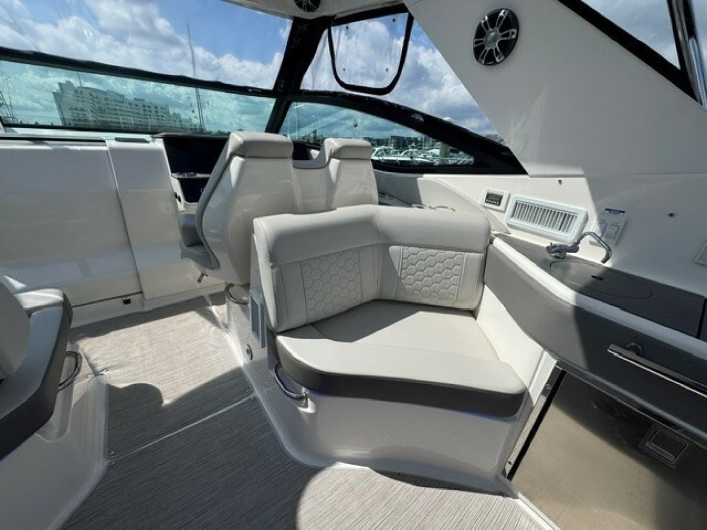 2020 Sea Ray 320 Sundancer