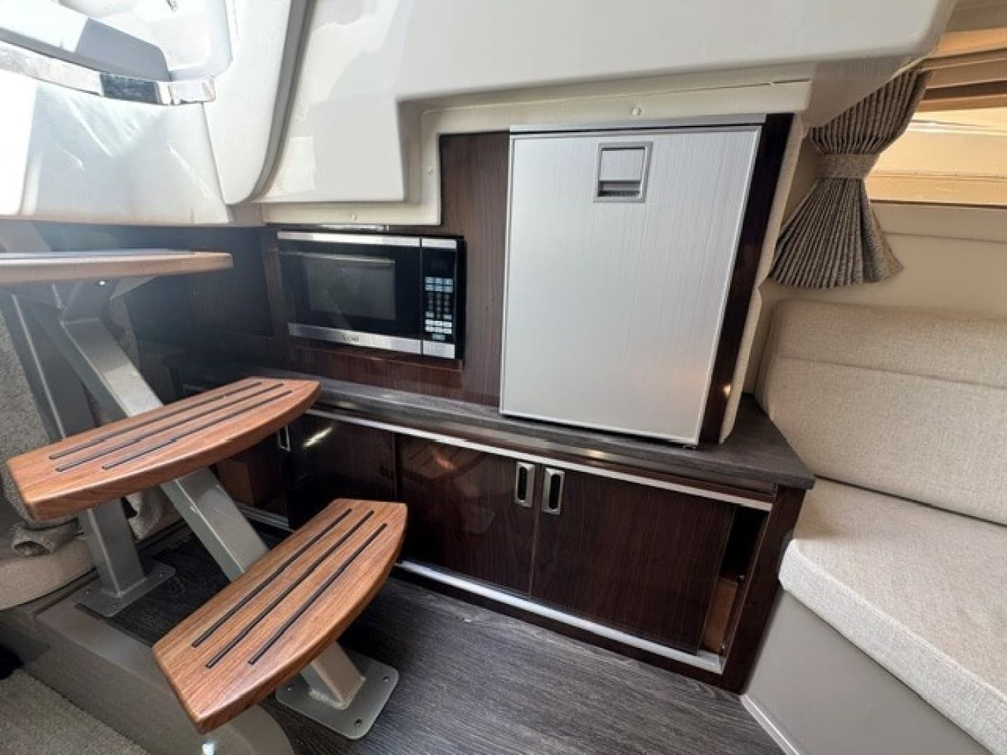 2020 Sea Ray 320 Sundancer