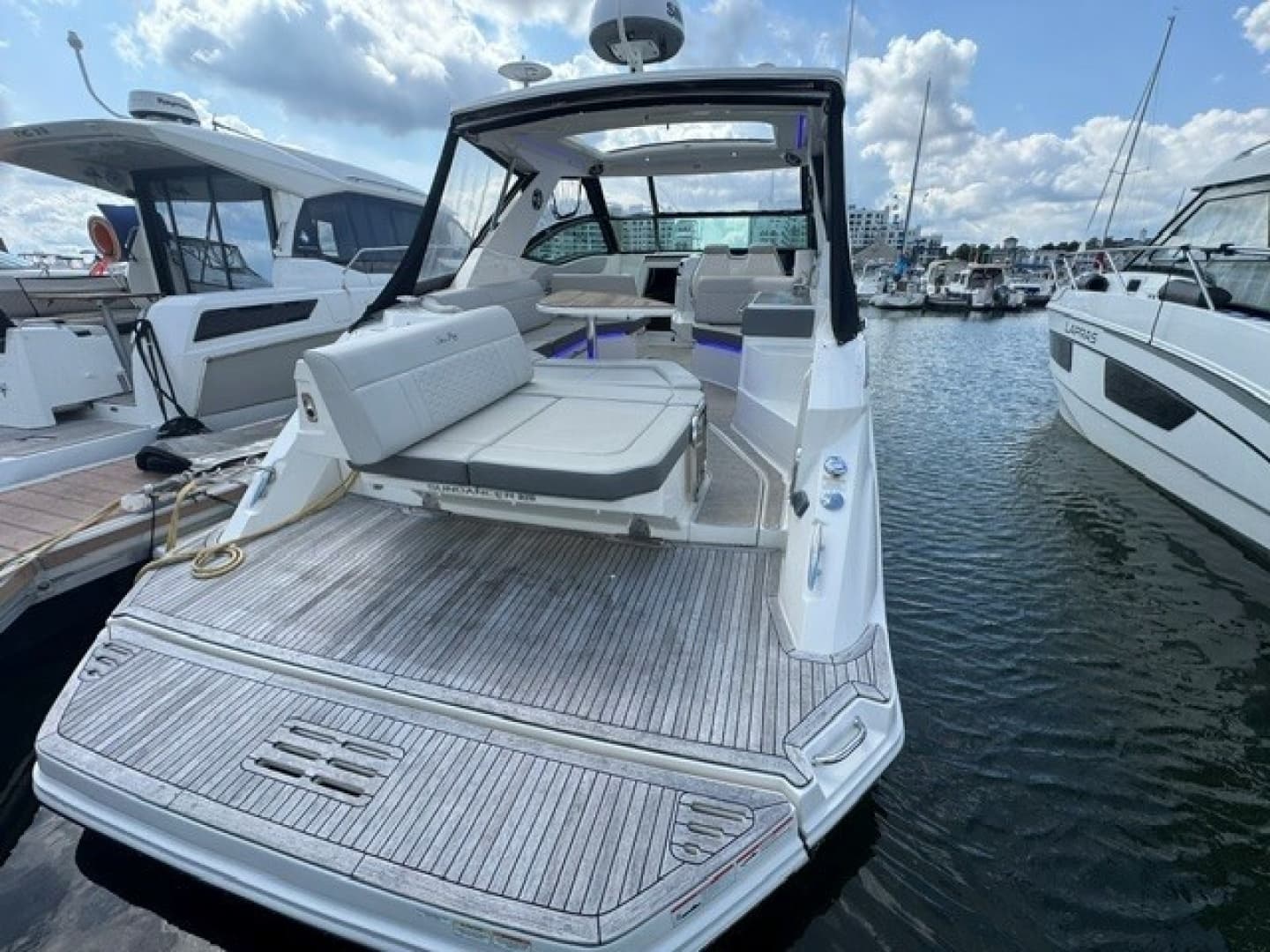 2020 Sea Ray 320 Sundancer