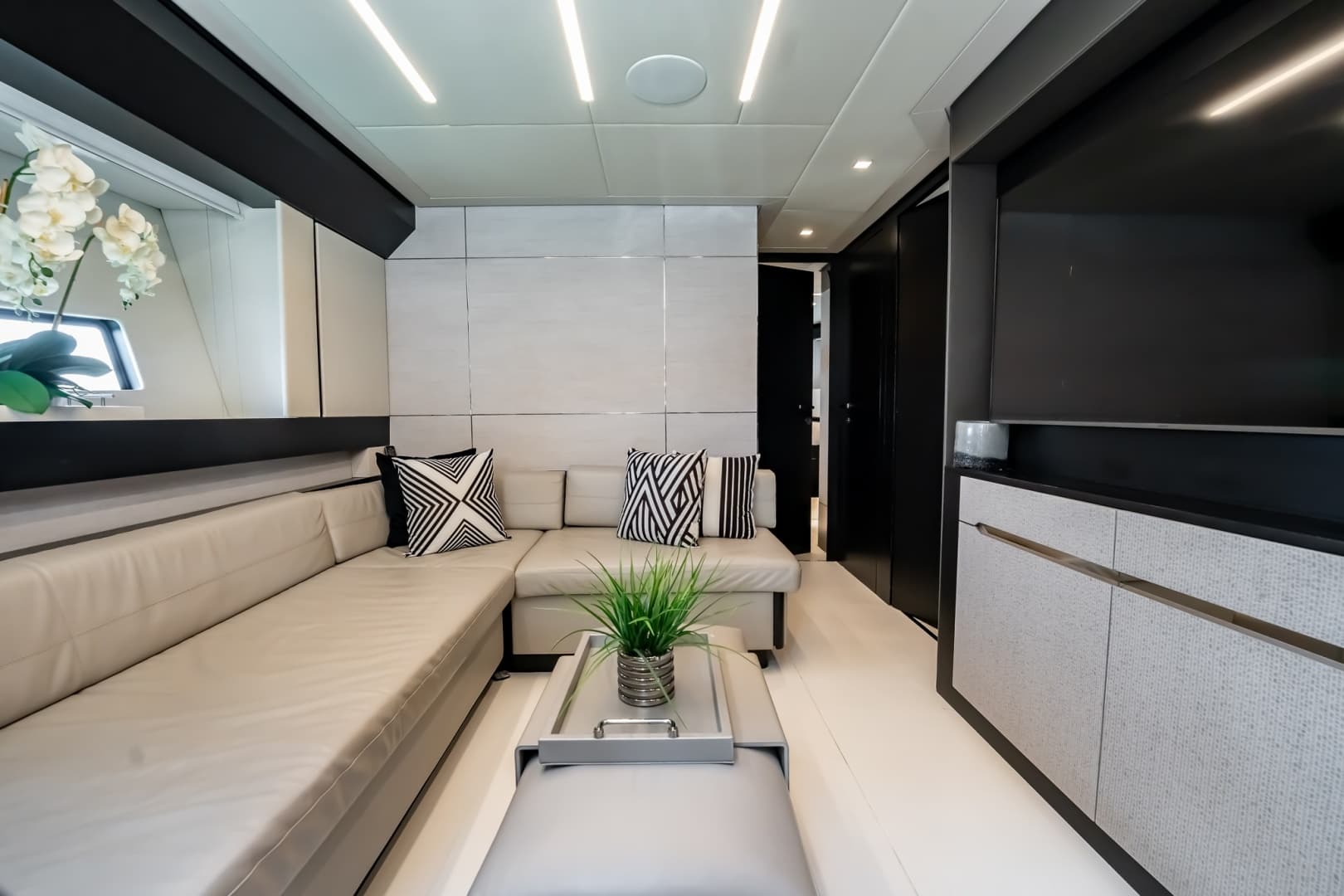 2019 Pershing 8X