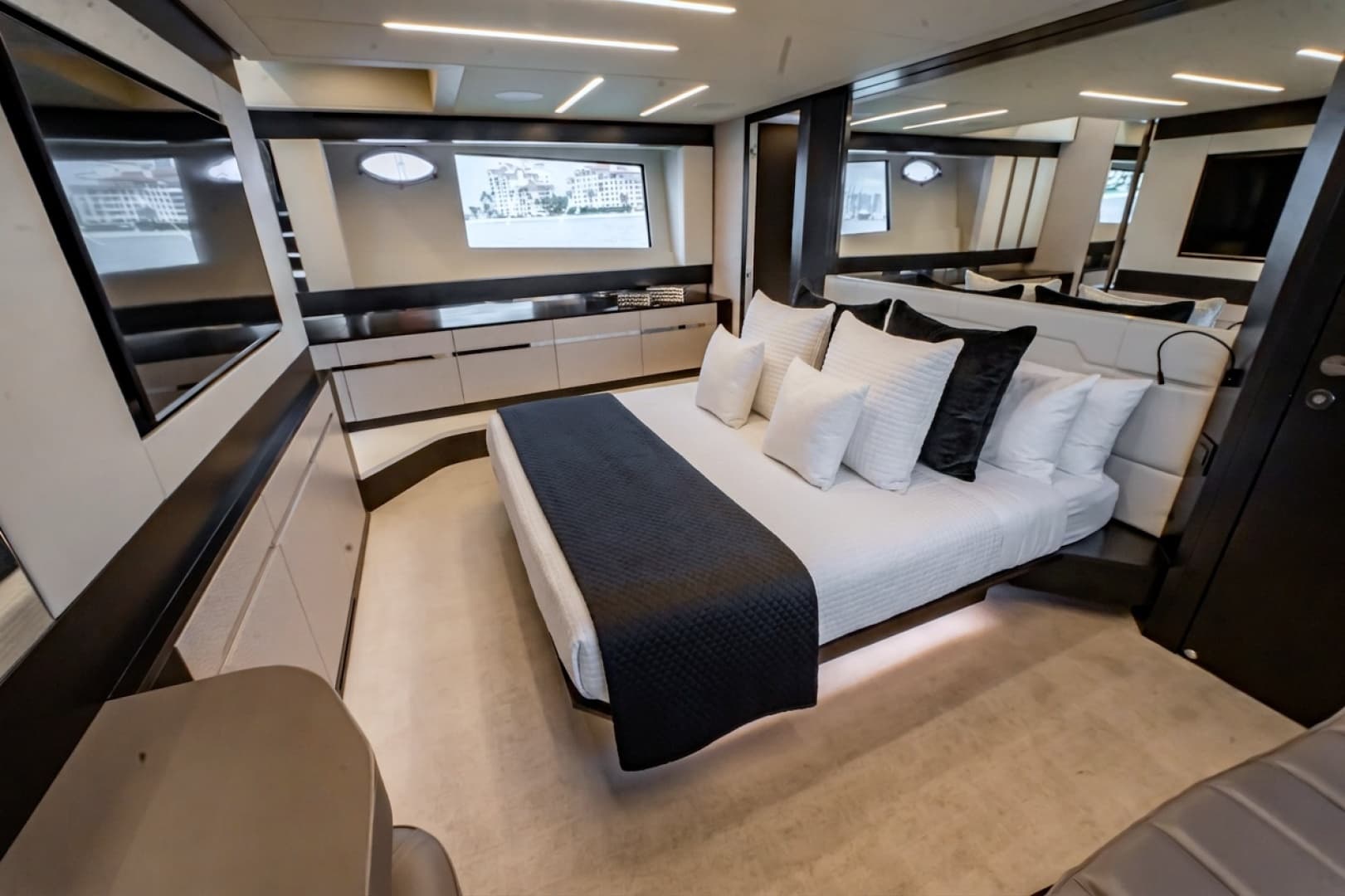 2019 Pershing 8X