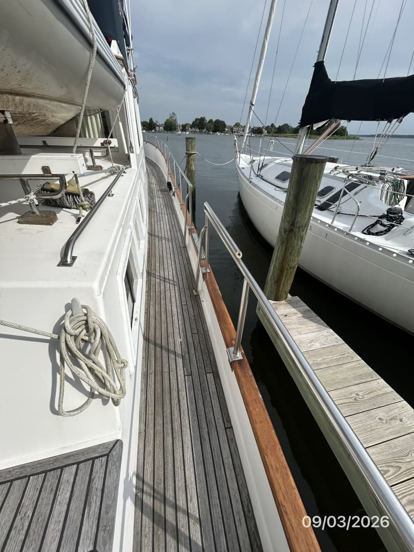 42' Grand Banks starboard side deck1