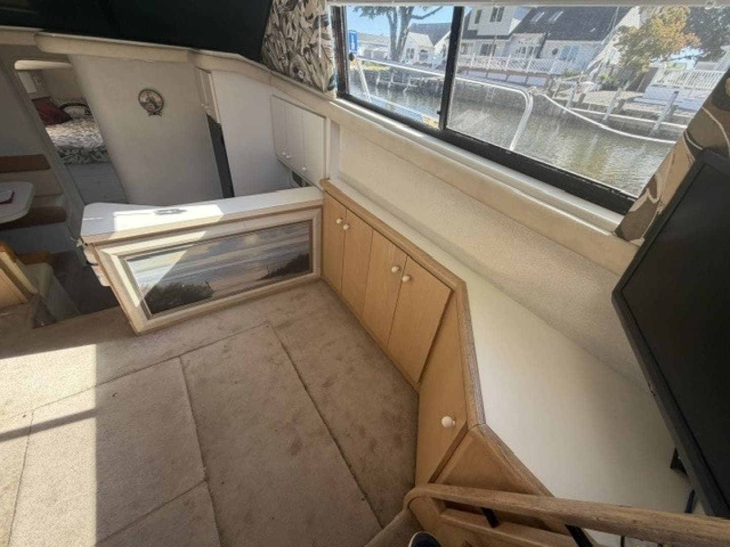 Salon starboard