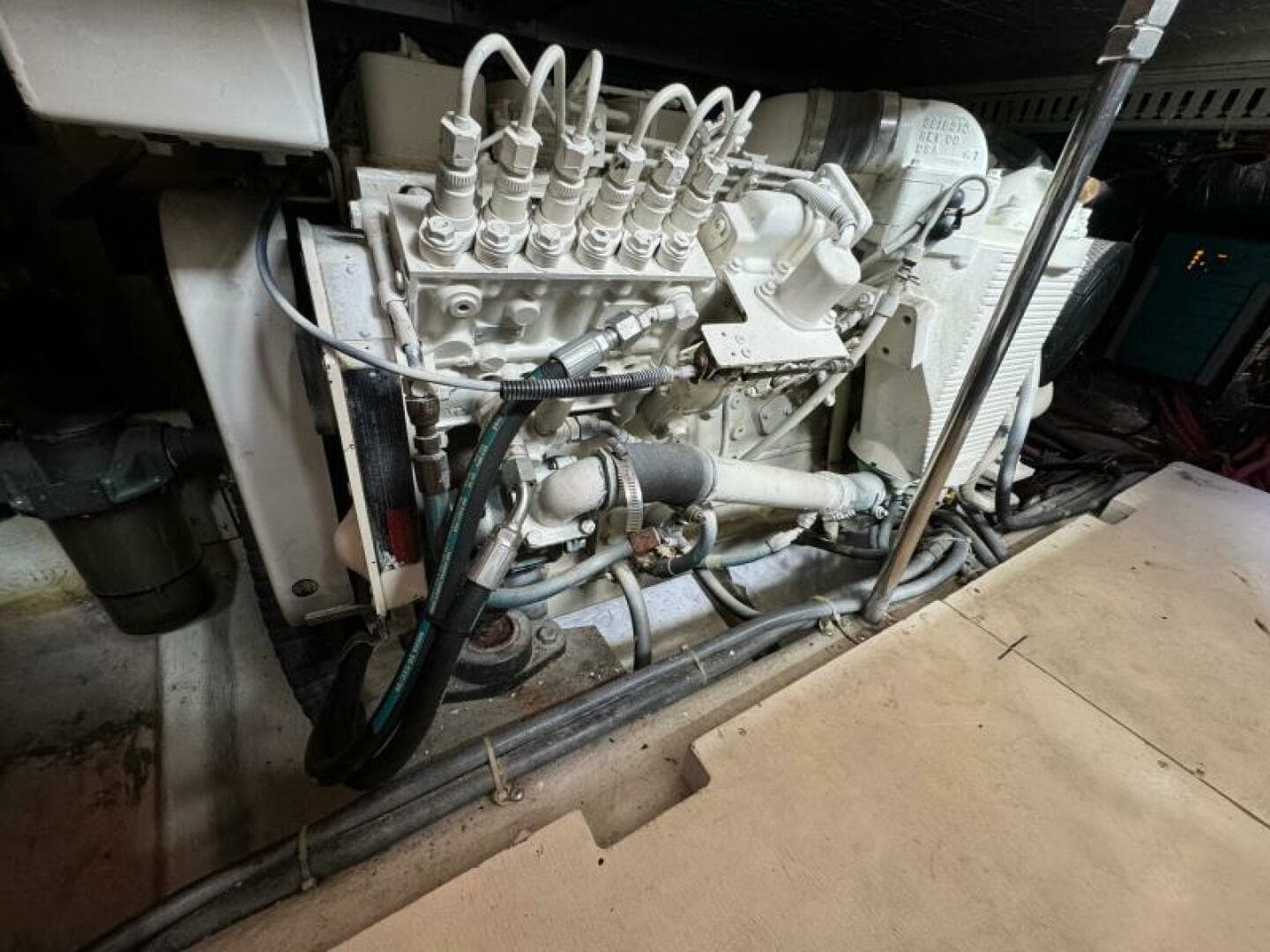 64 1999 Carver 406 Starboard Motor