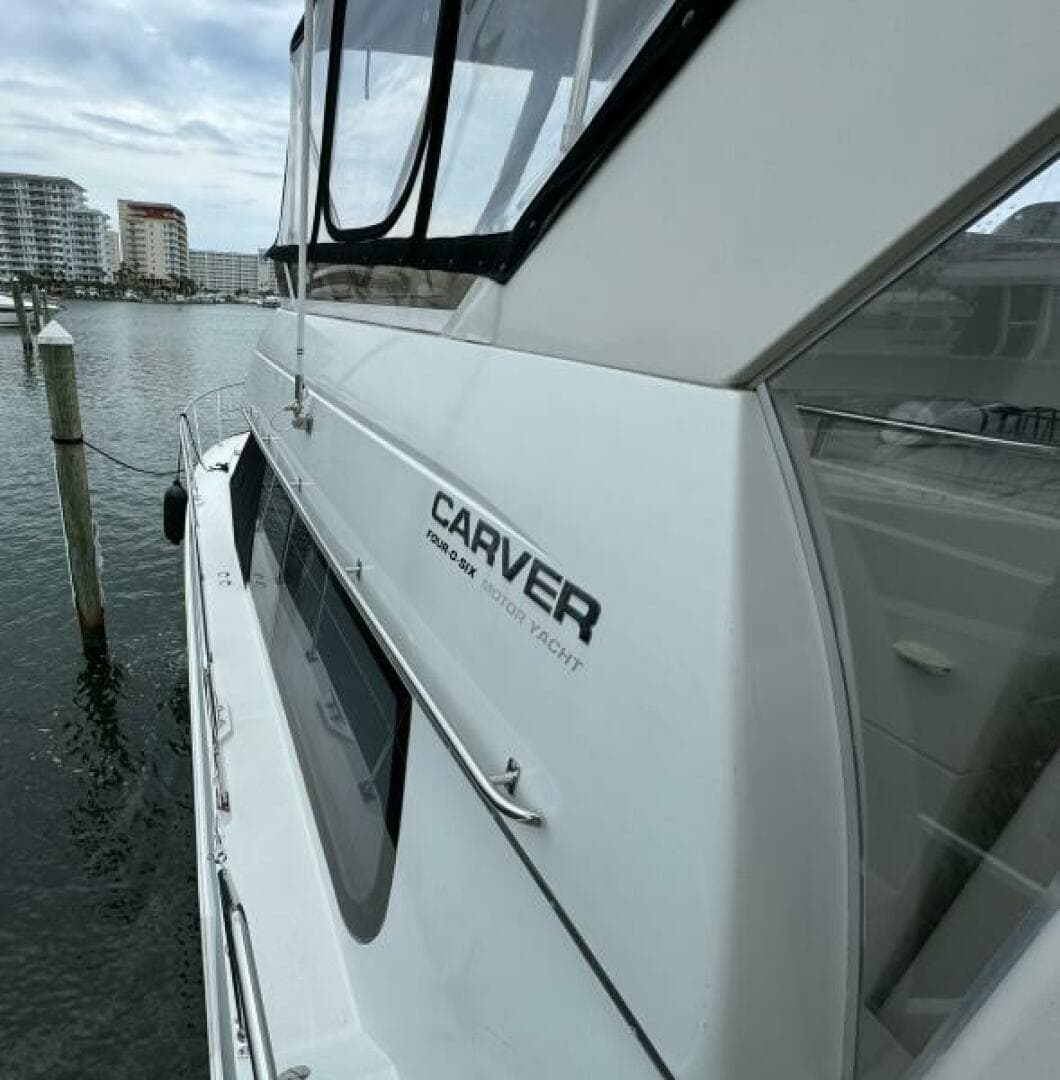 11 1999 Carver 406 Port Side