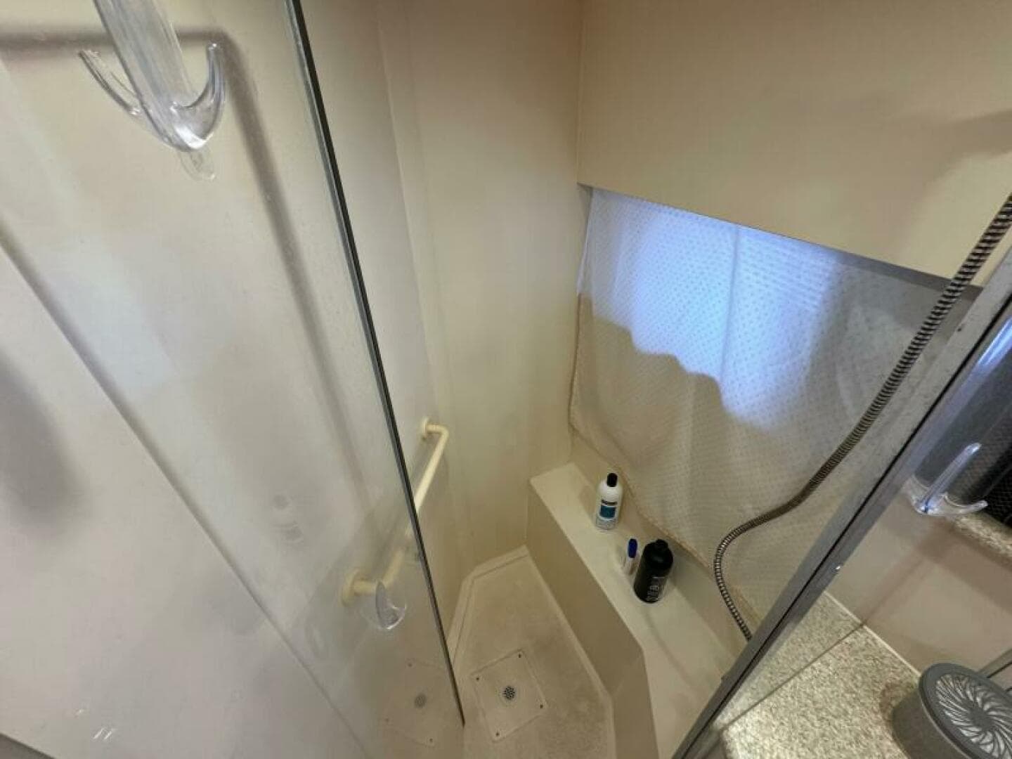 49 1999 Carver 406 Owners Shower