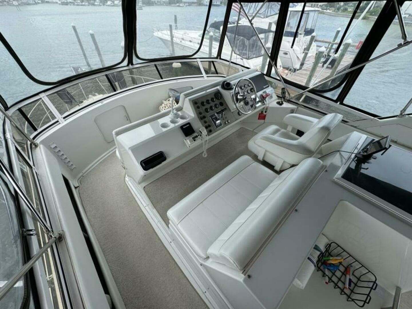 19 1999 Carver 406 Flybridge