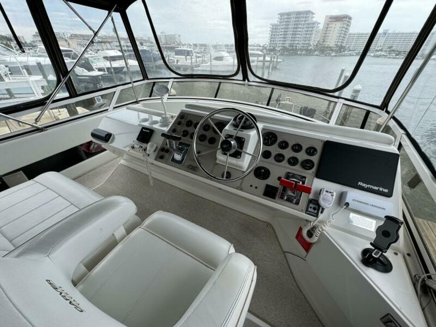 20 1999 Carver 406 Helm Area