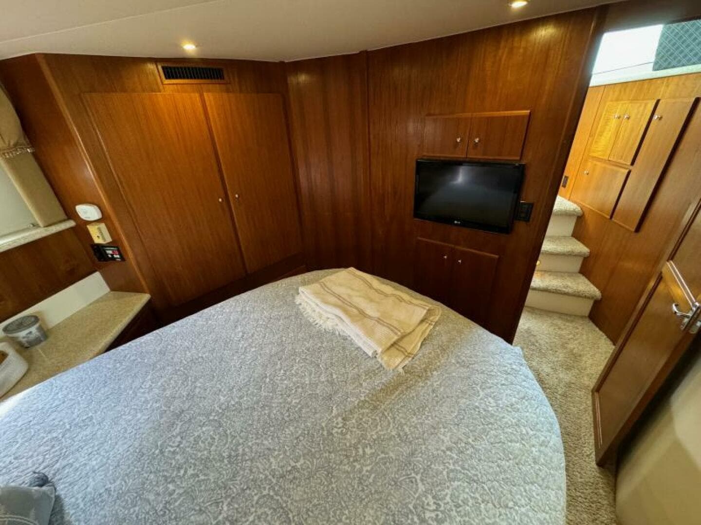 43 1999 Carver 406 Owners Stateroom