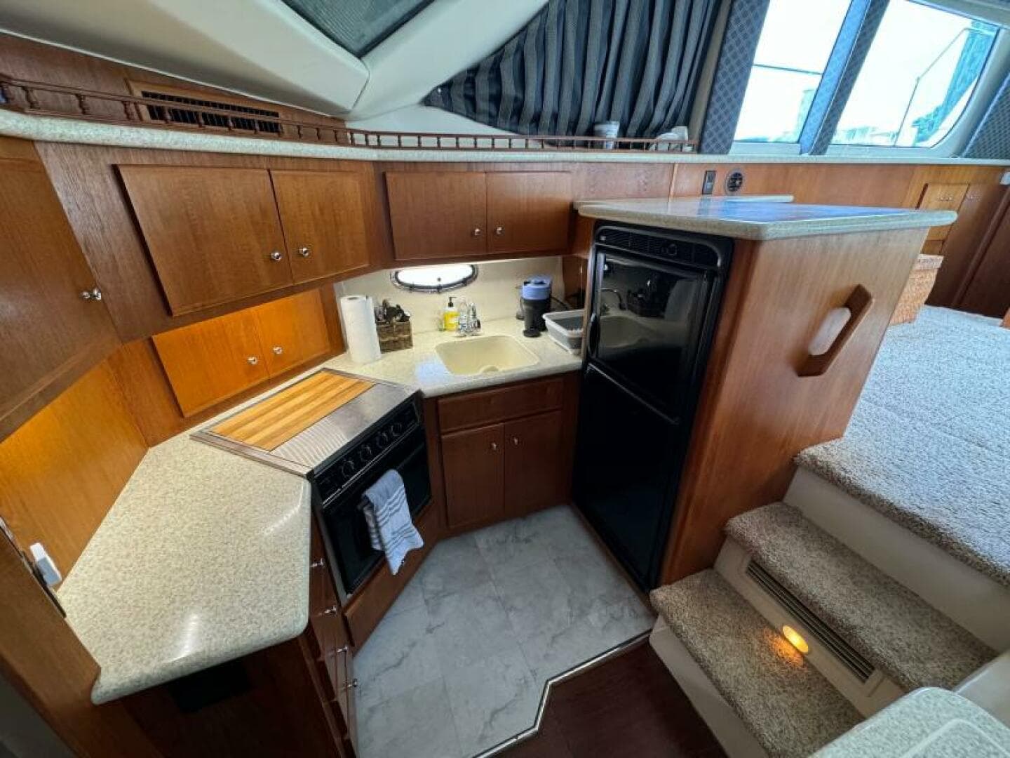 36 1999 Carver 406 Galley 2