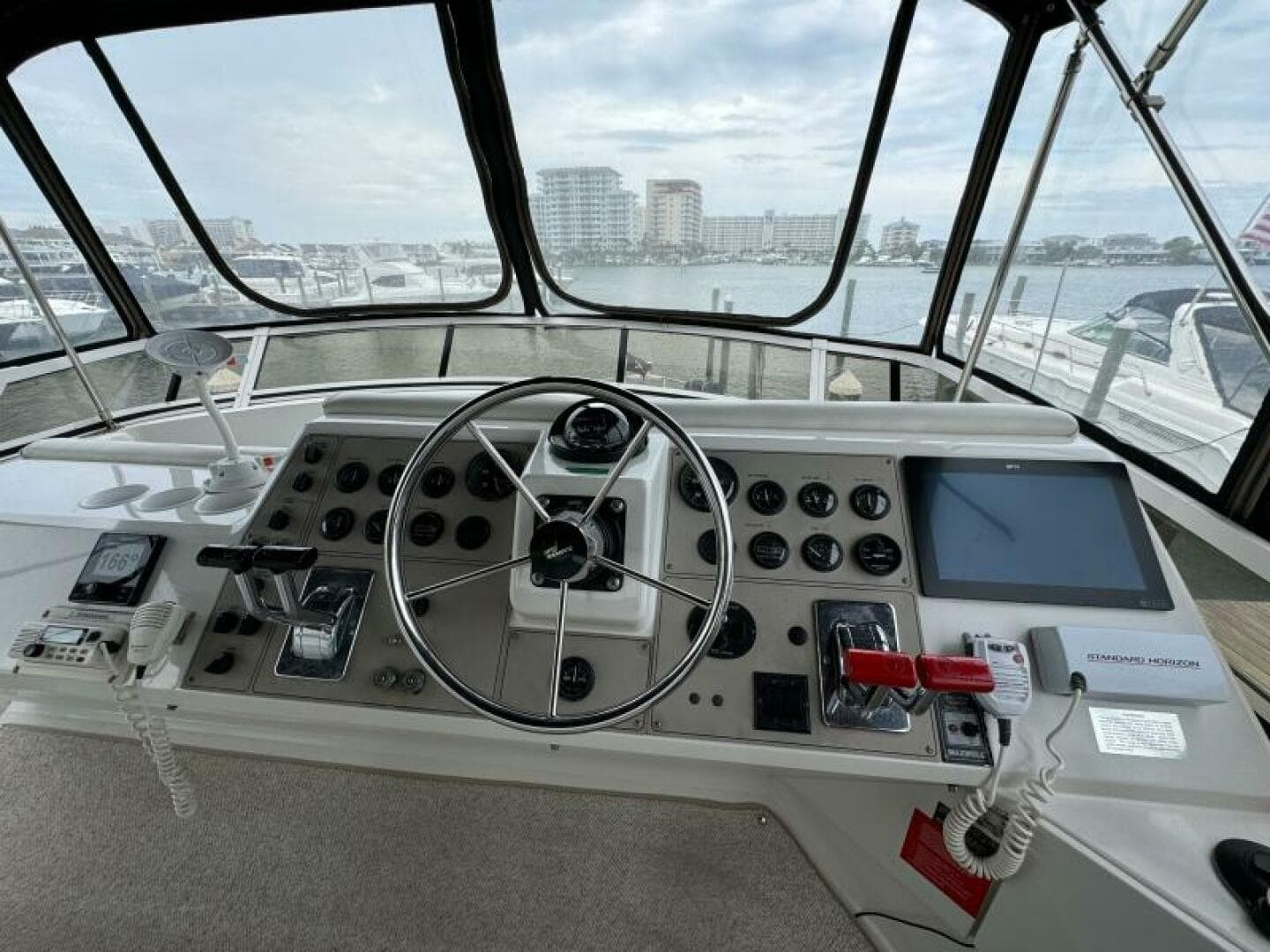 22 1999 Carver 406 Helm And View
