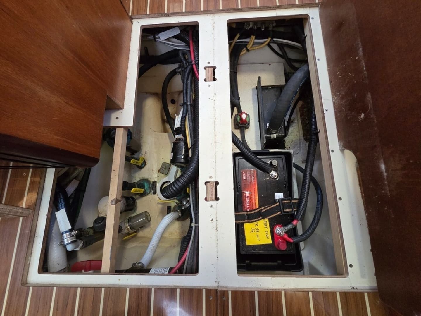 2007 Hunter 44 Deck Salon