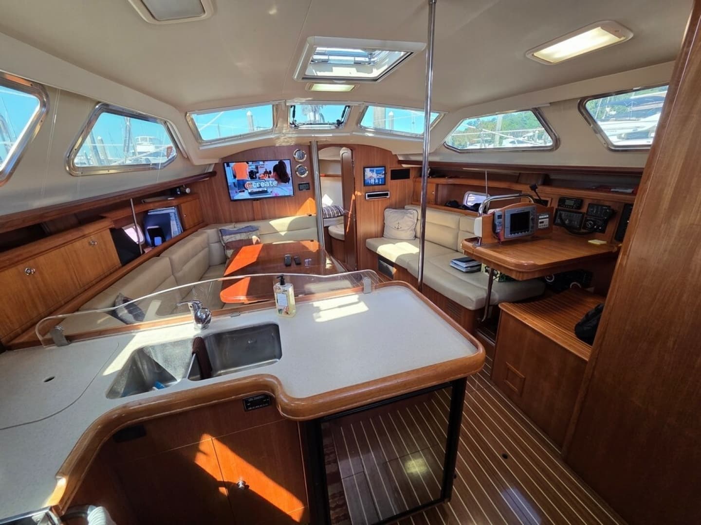 2007 Hunter 44 Deck Salon