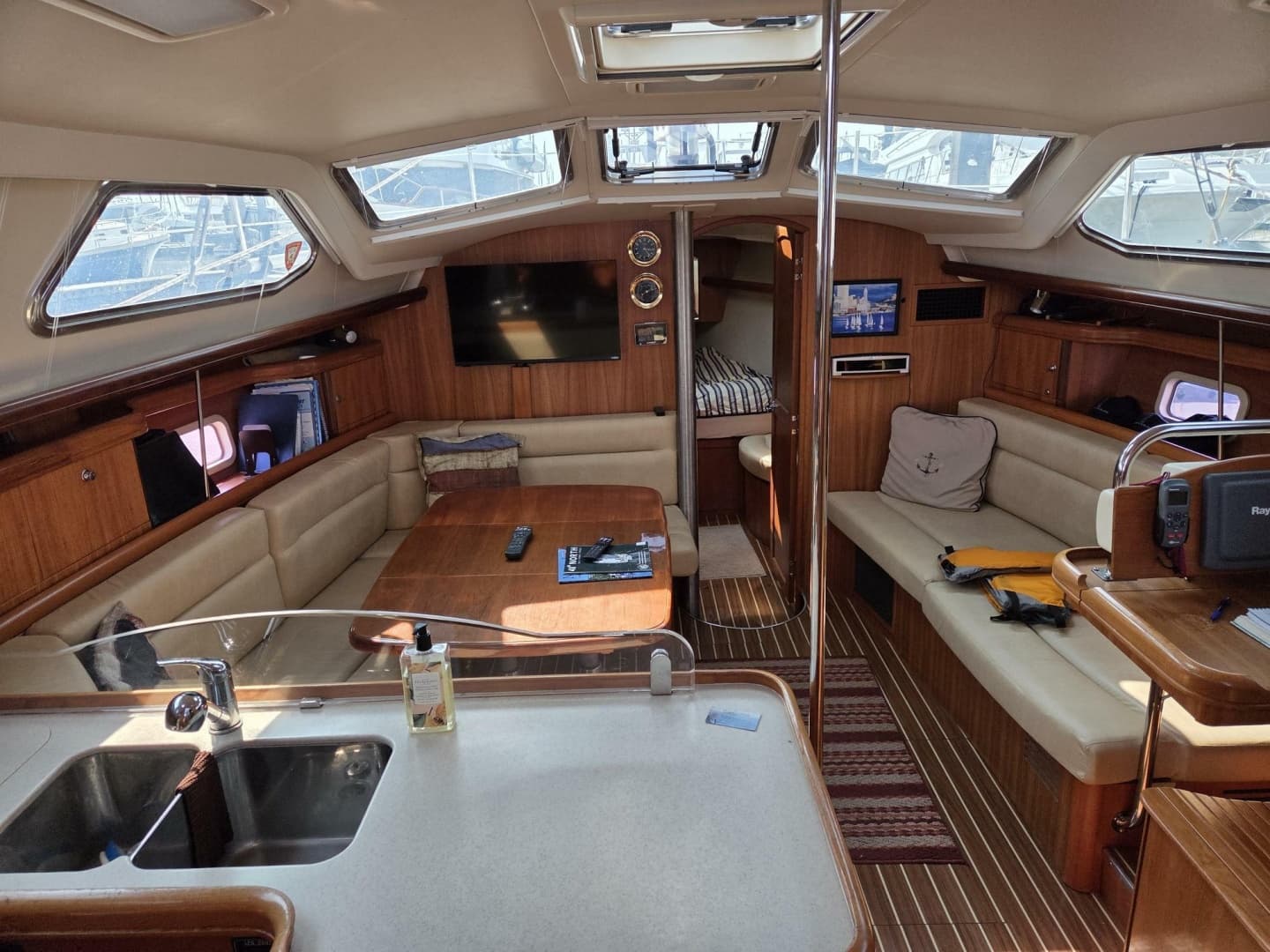 2007 Hunter 44 Deck Salon
