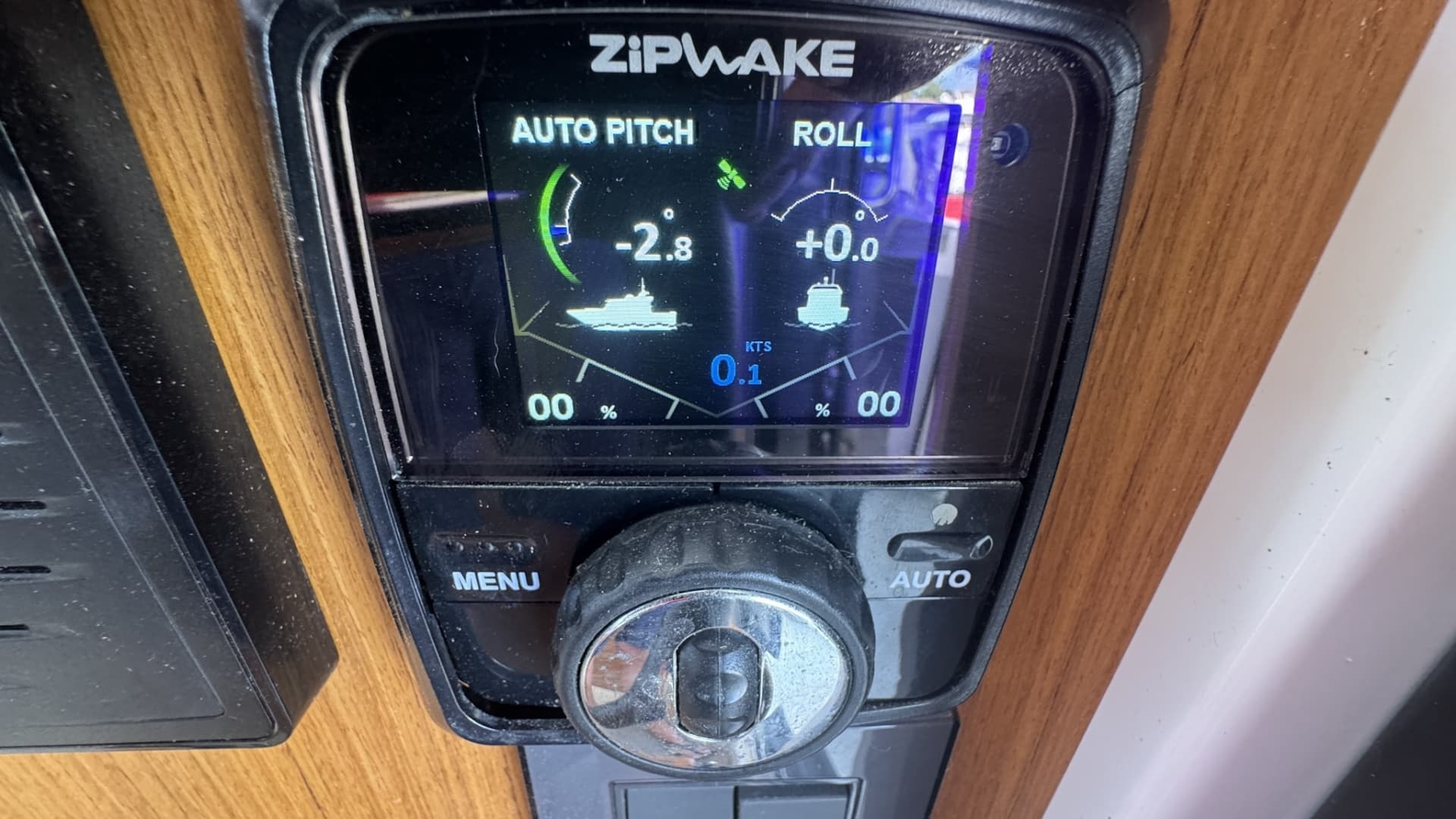 Lower Helm Zipwake Control Panel Displaying Auto Pitch and Roll Settings