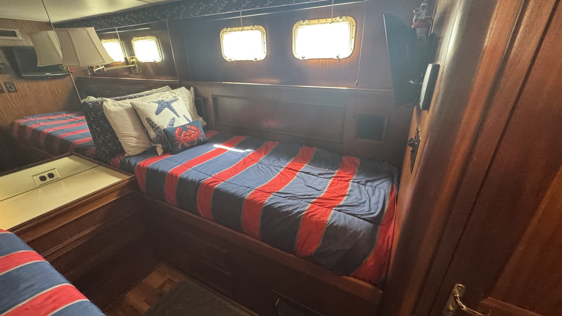 Midship Guest Stateroom - Twin Berths