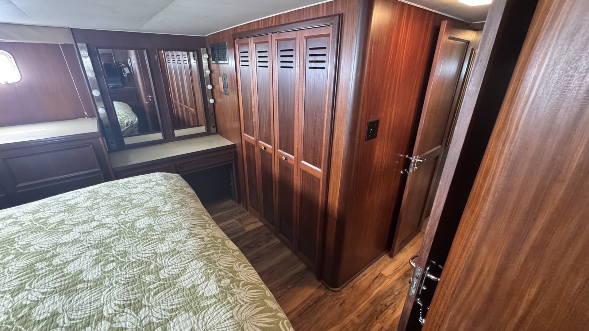 Full Beam Aft Owner's Stateroom