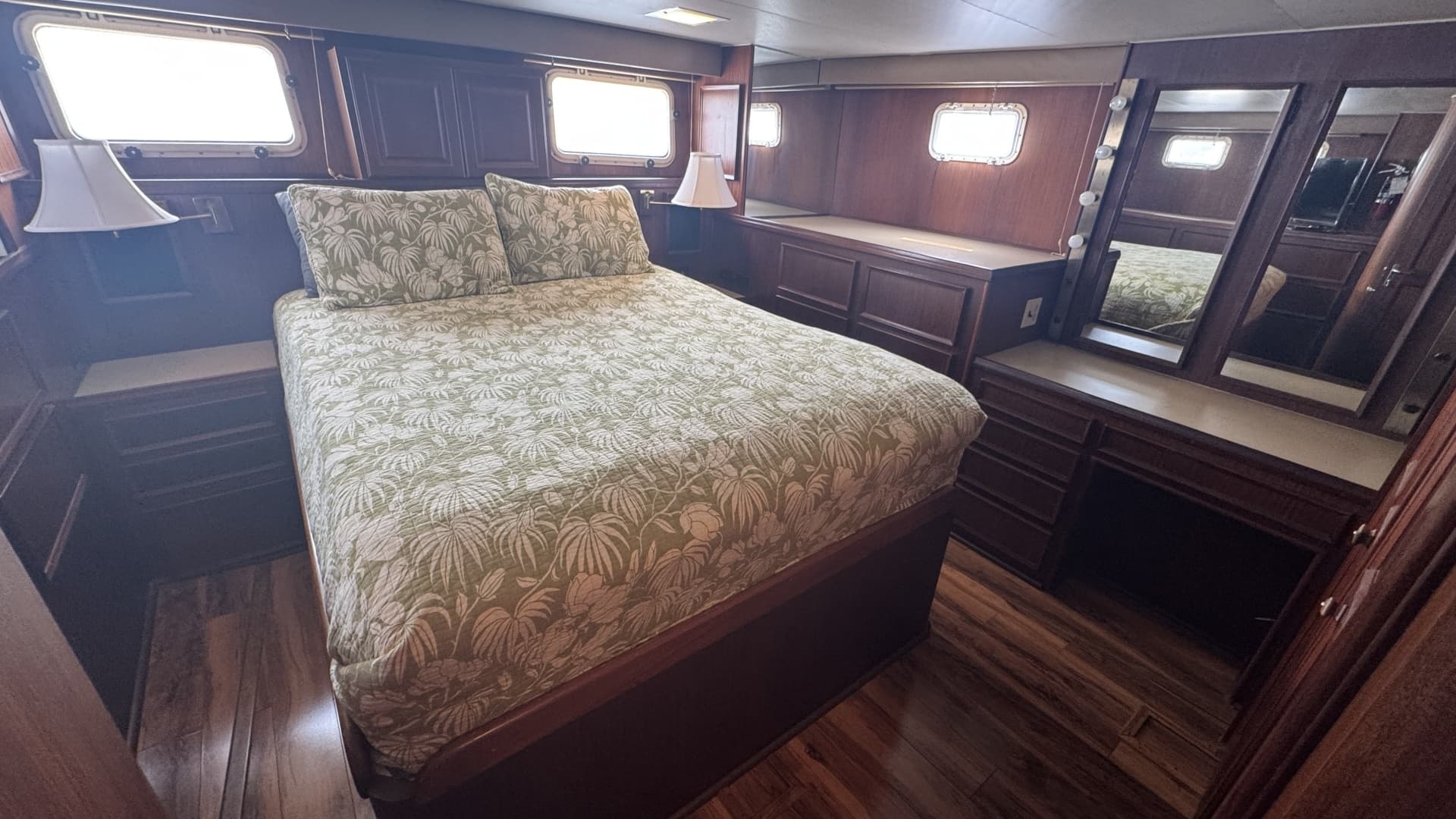 Full Beam Aft Owner's Stateroom