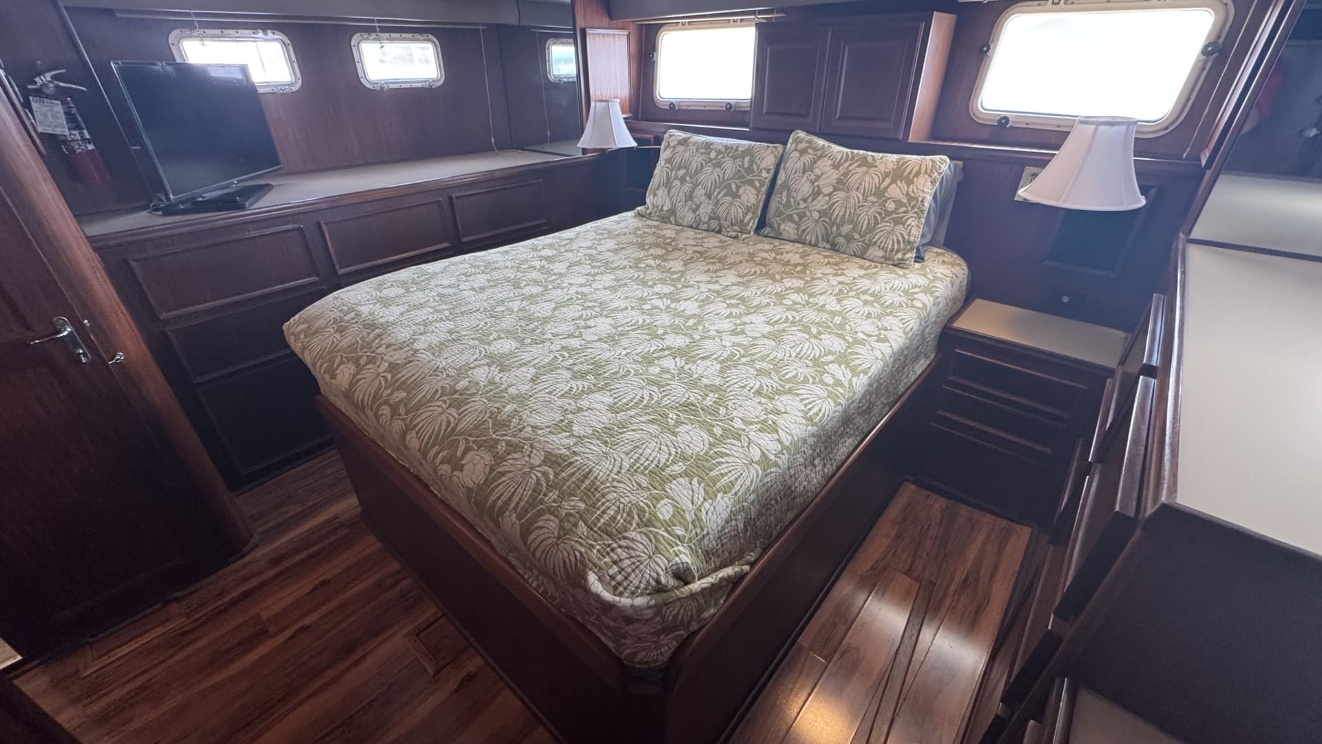 Full Beam Aft Owner's Stateroom