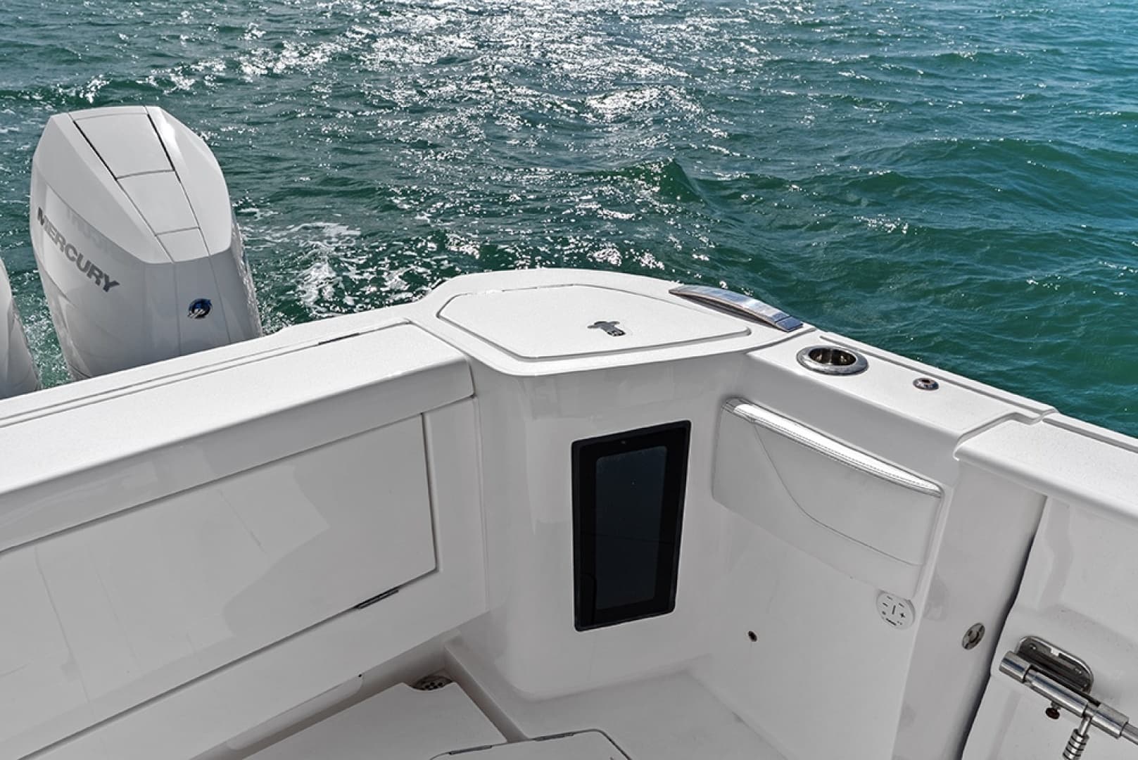 Port transom above deck baitwell