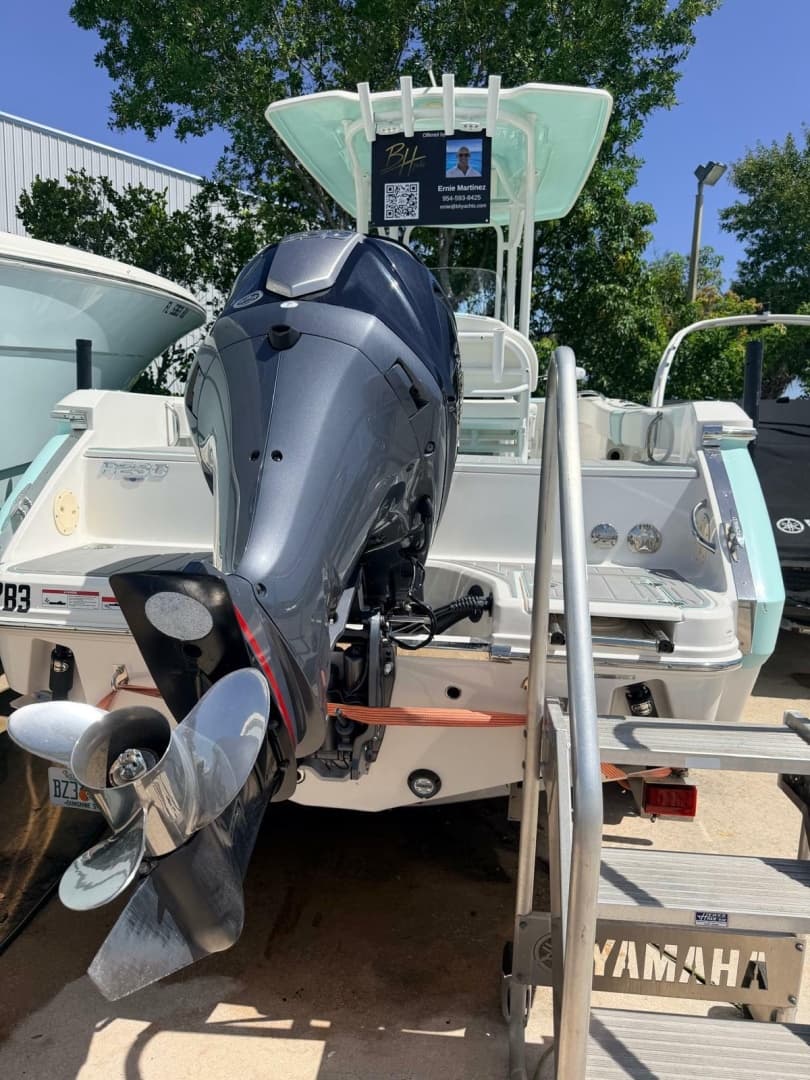 2023 Robalo R230