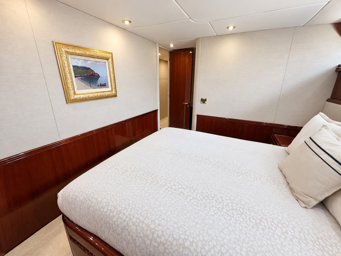 2002 Lazzara Yachts 80 Skylounge