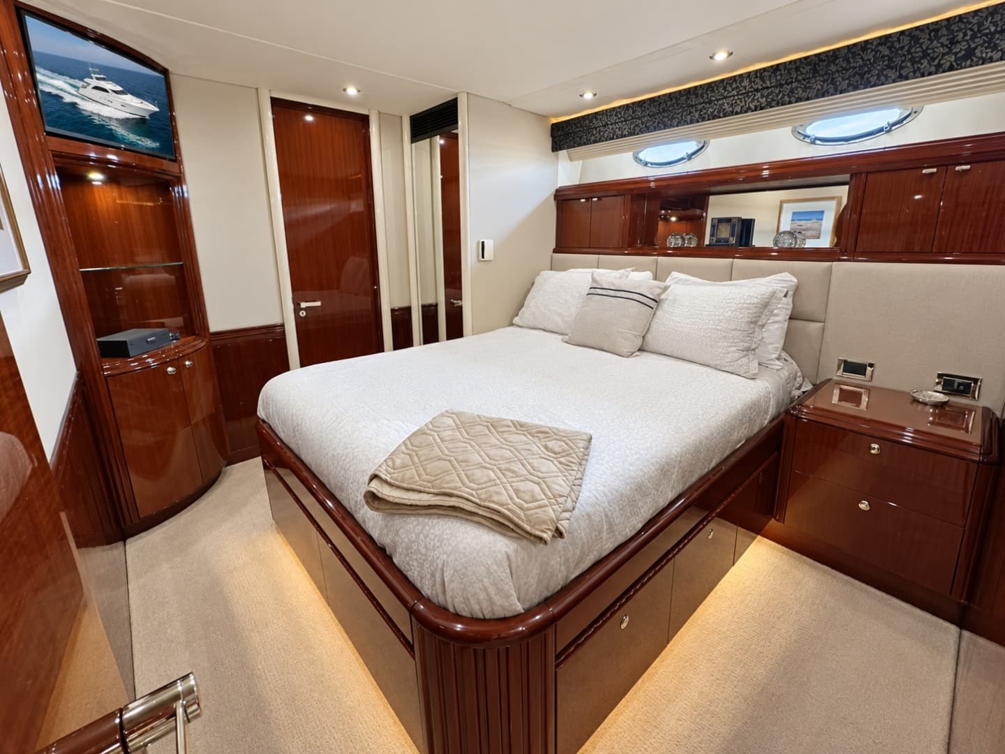 2002 Lazzara Yachts 80 Skylounge