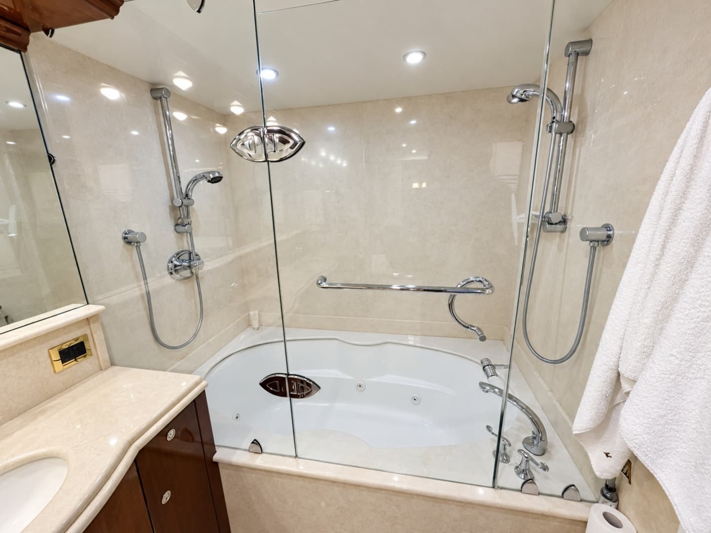 2002 Lazzara Yachts 80 Skylounge