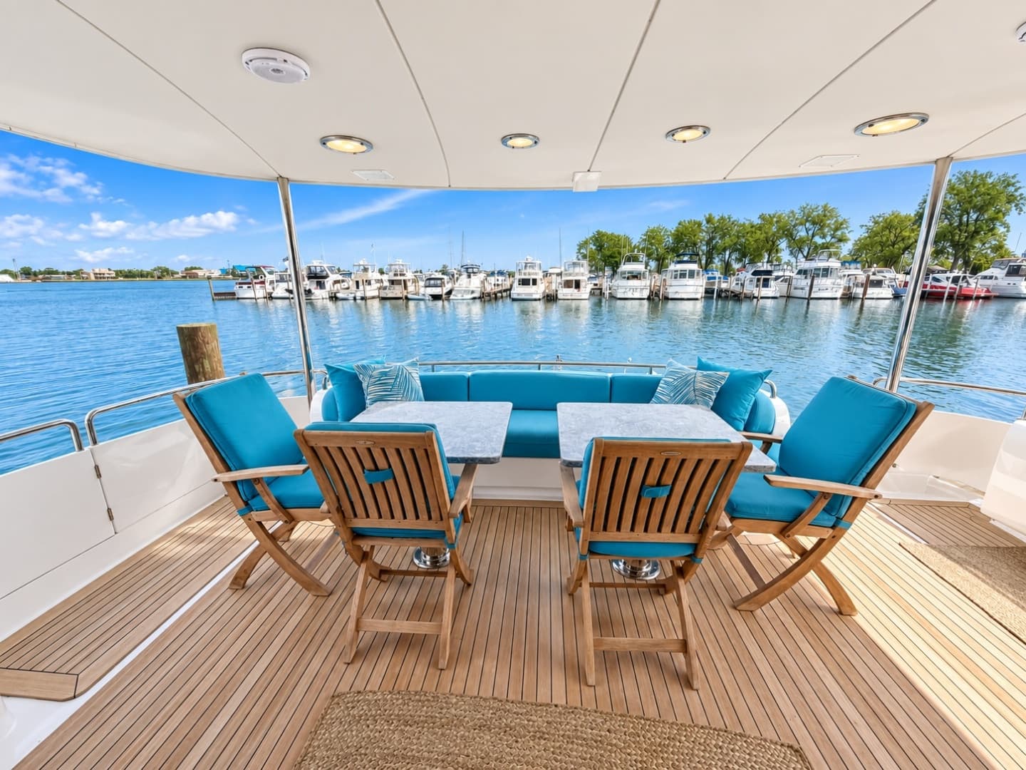 2002 Lazzara Yachts 80 Skylounge